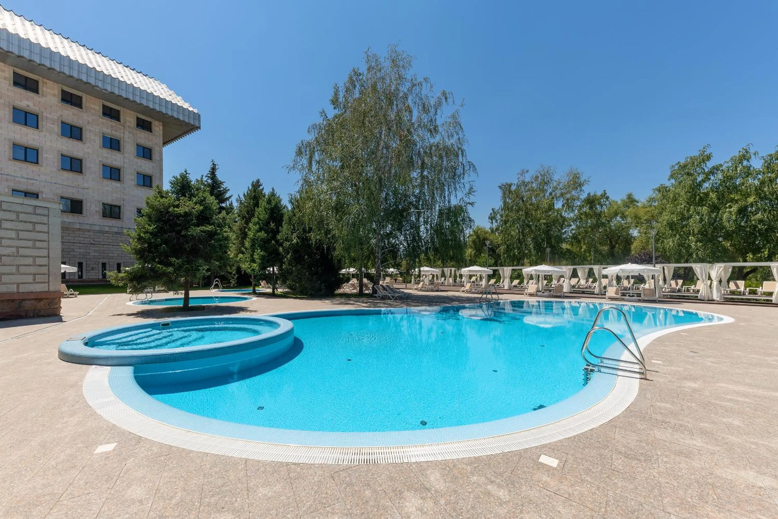 Swimming pool in Swissôtel Wellness Resort Alatau Almaty