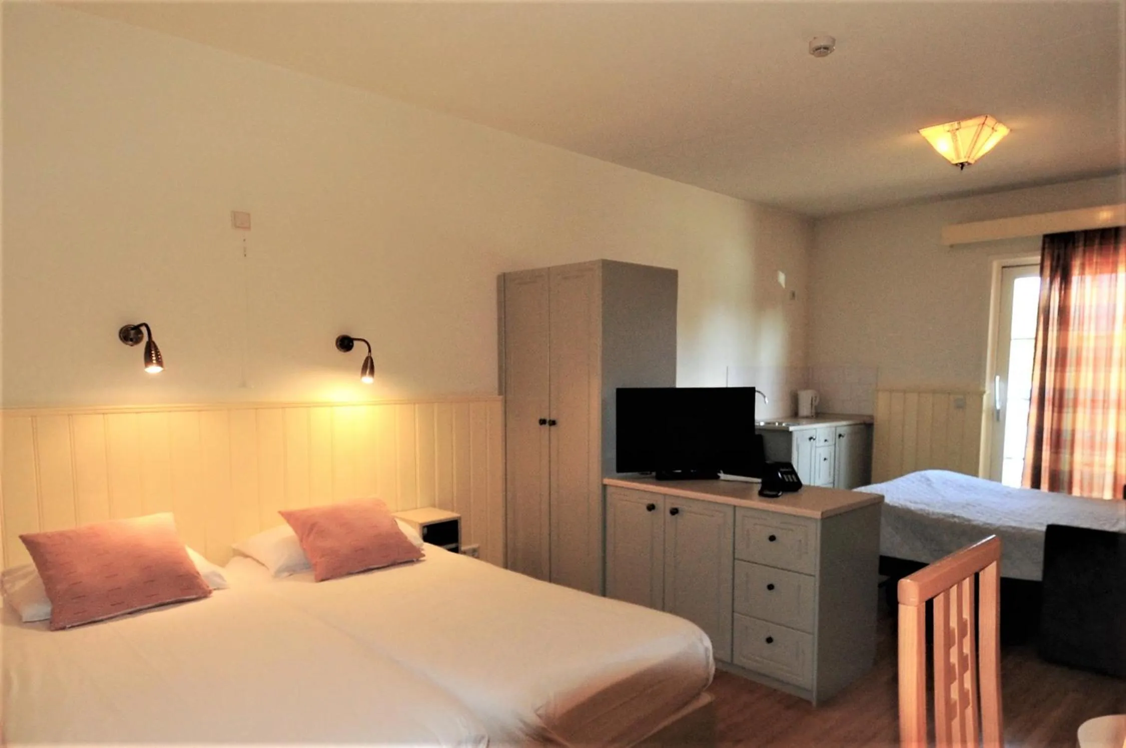Property building, Bed in Jachthaven Hotel Borger