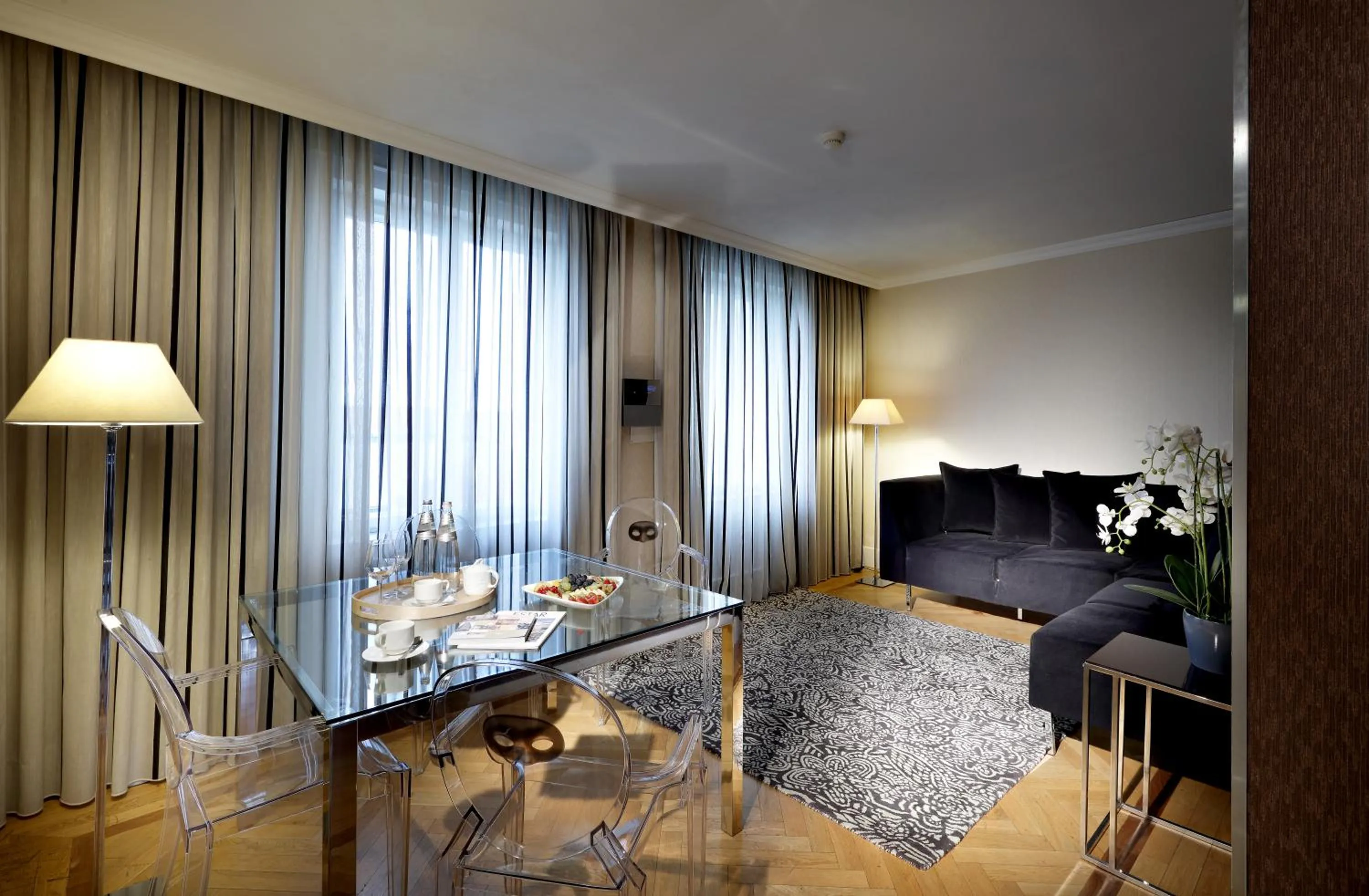 Communal lounge/ TV room, Bed in Eurostars Thalia