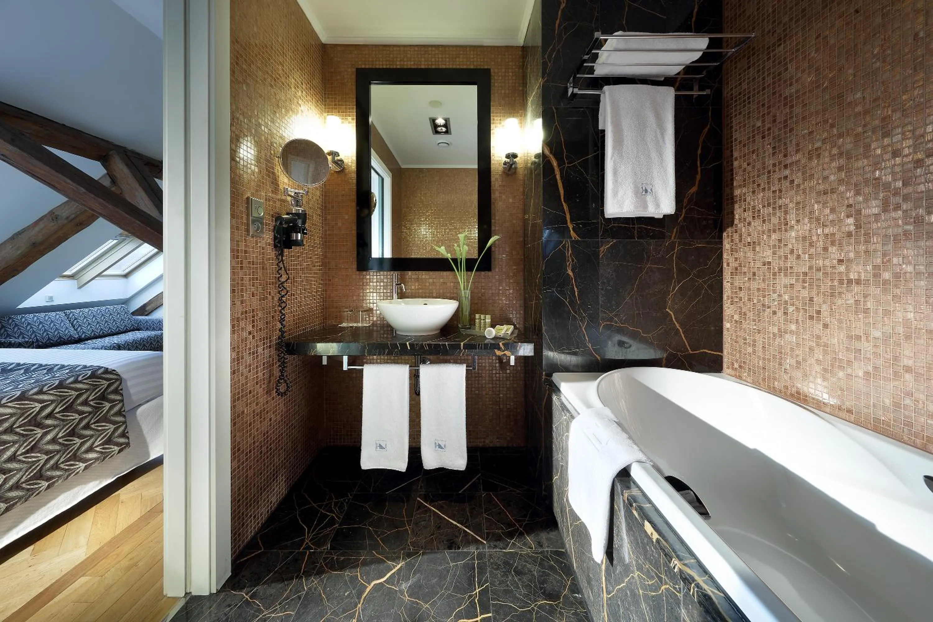 Shower, Bed in Eurostars Thalia
