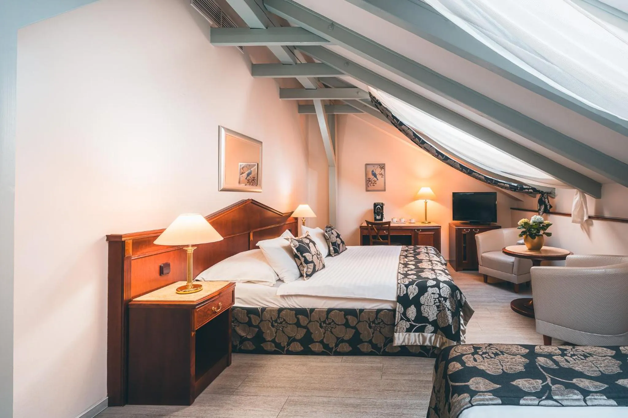 Seating area, Bed in Carlton