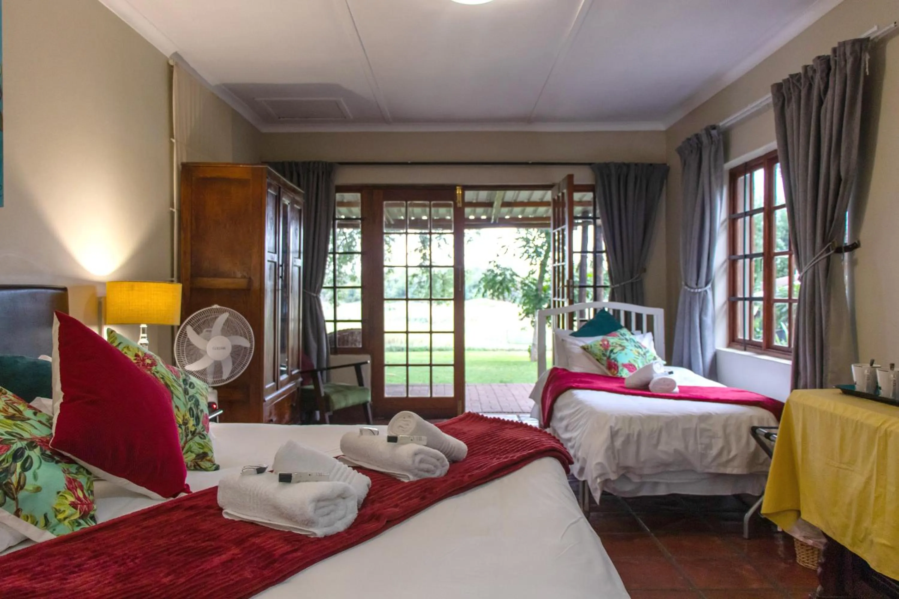 Photo of the whole room, Bed in Riverbank Lodge