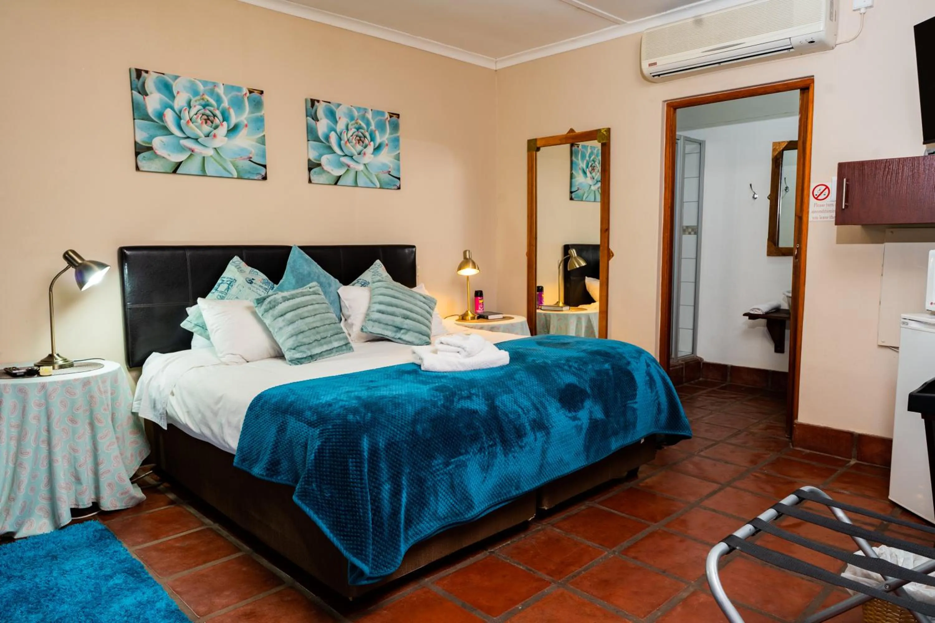 Bedroom, Bed in Riverbank Lodge