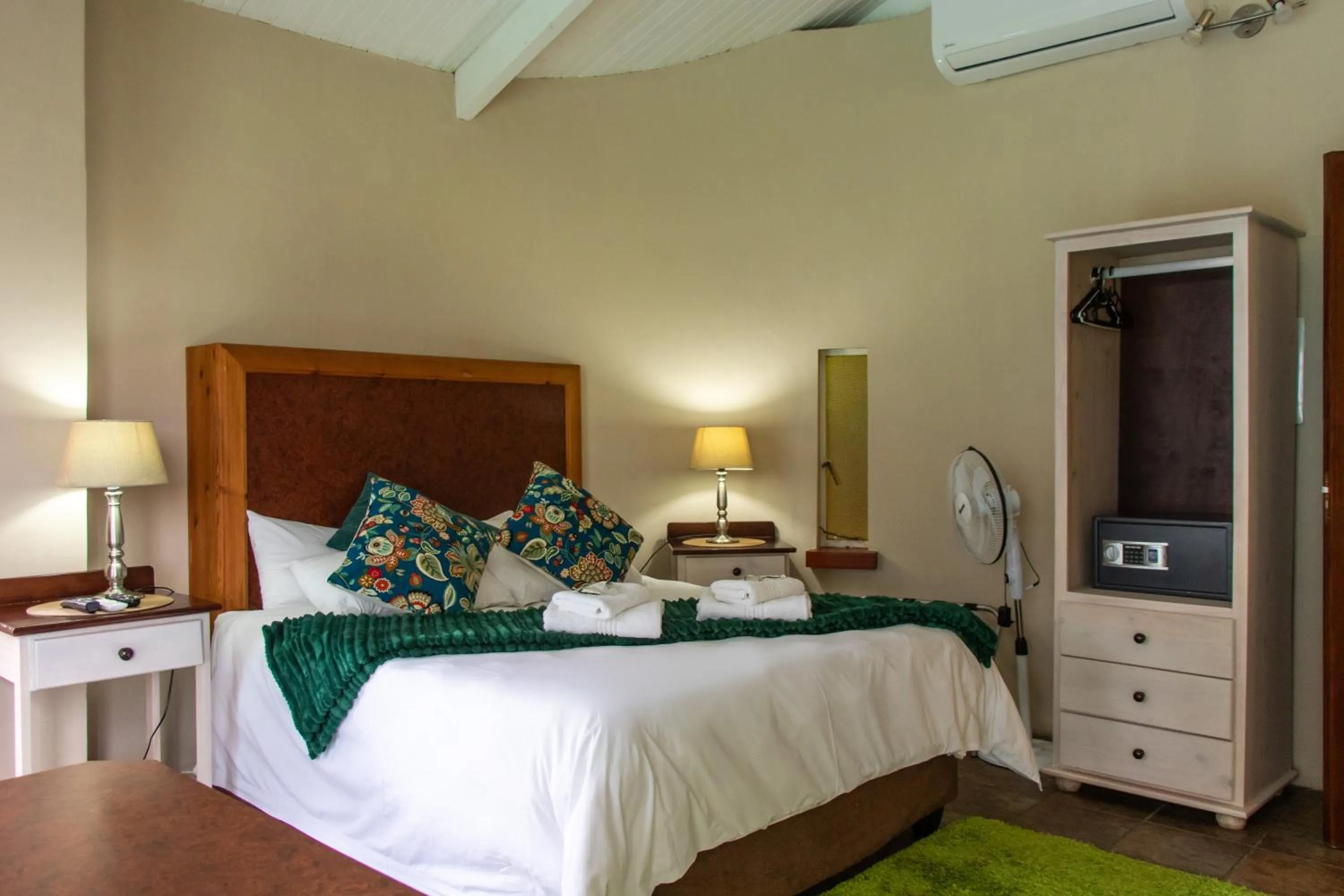 Bedroom, Bed in Riverbank Lodge