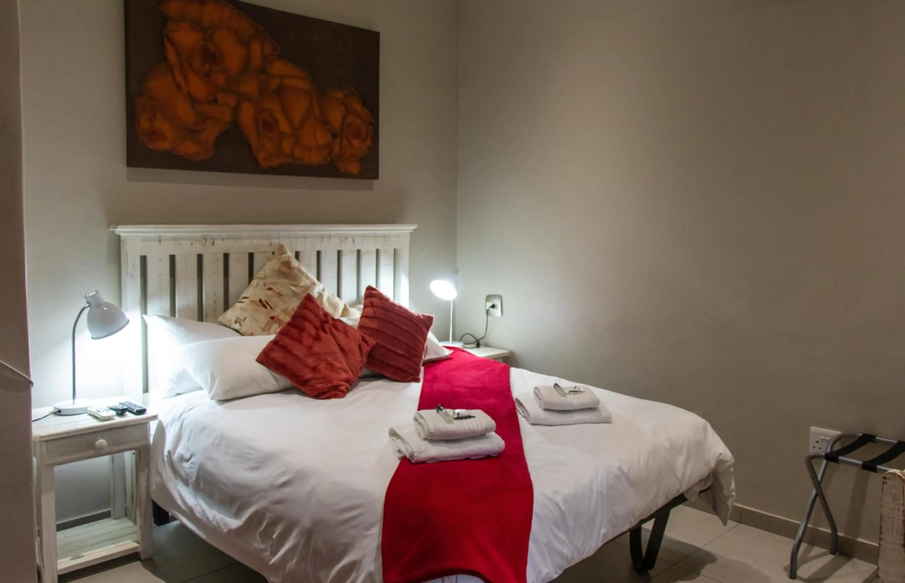 Photo of the whole room, Bed in Riverbank Lodge