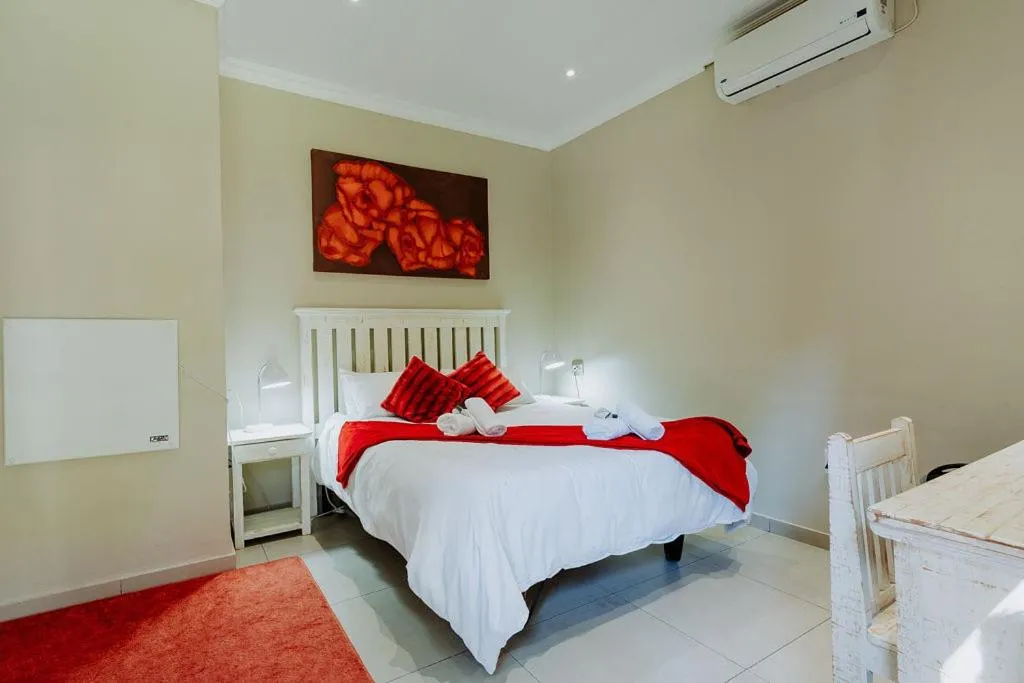 Photo of the whole room, Bed in Riverbank Lodge