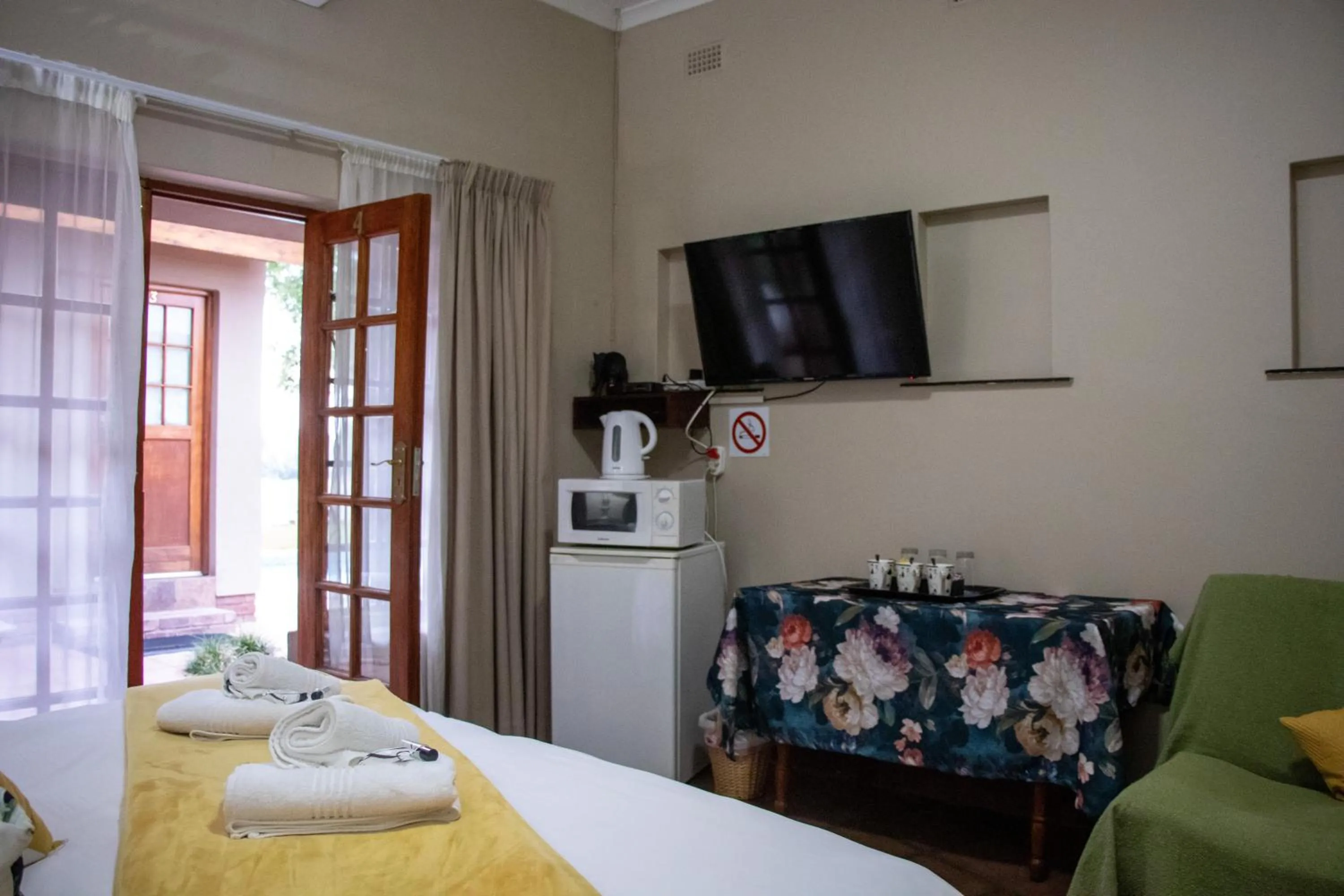 Bedroom, Bed in Riverbank Lodge