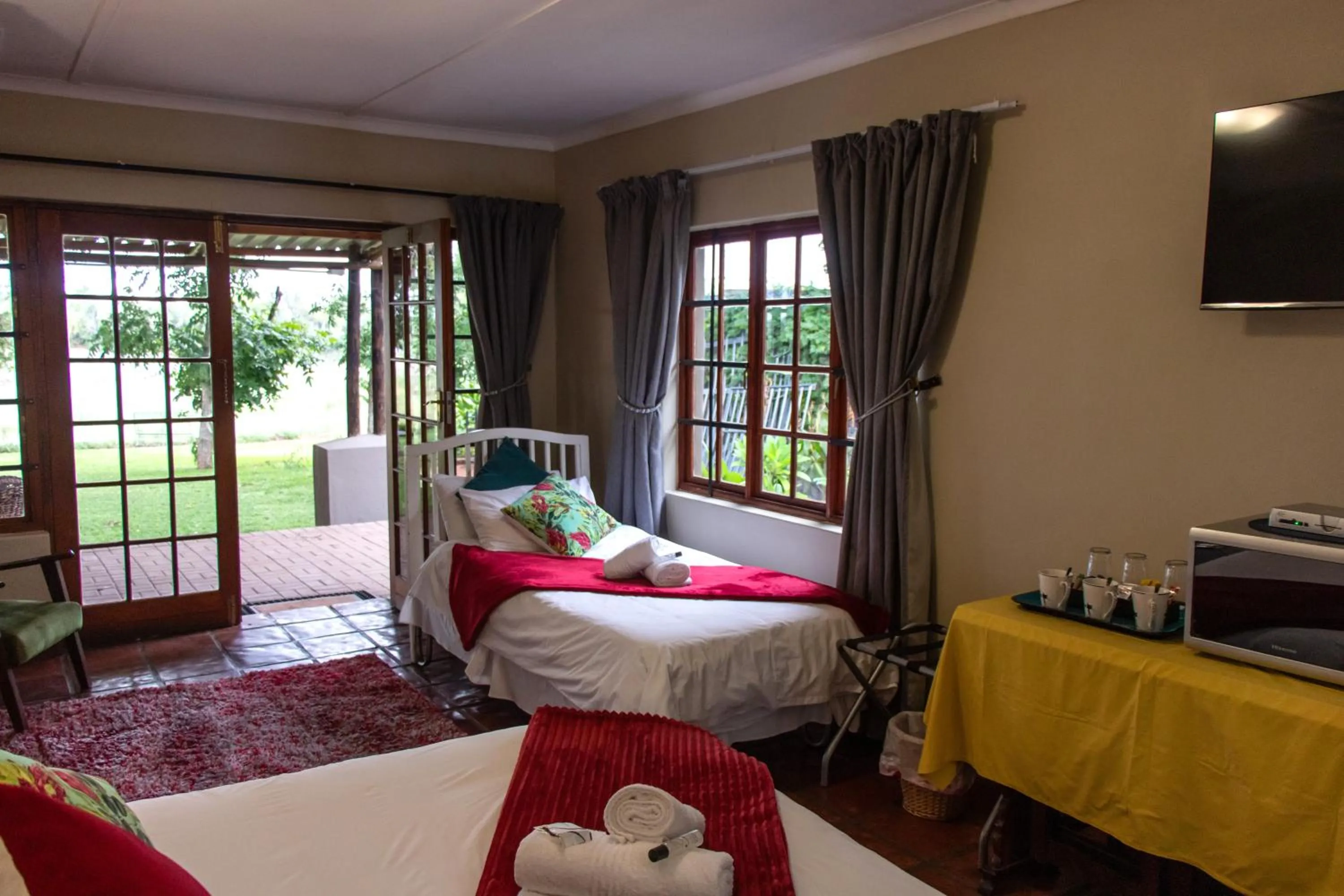 Photo of the whole room, Bed in Riverbank Lodge