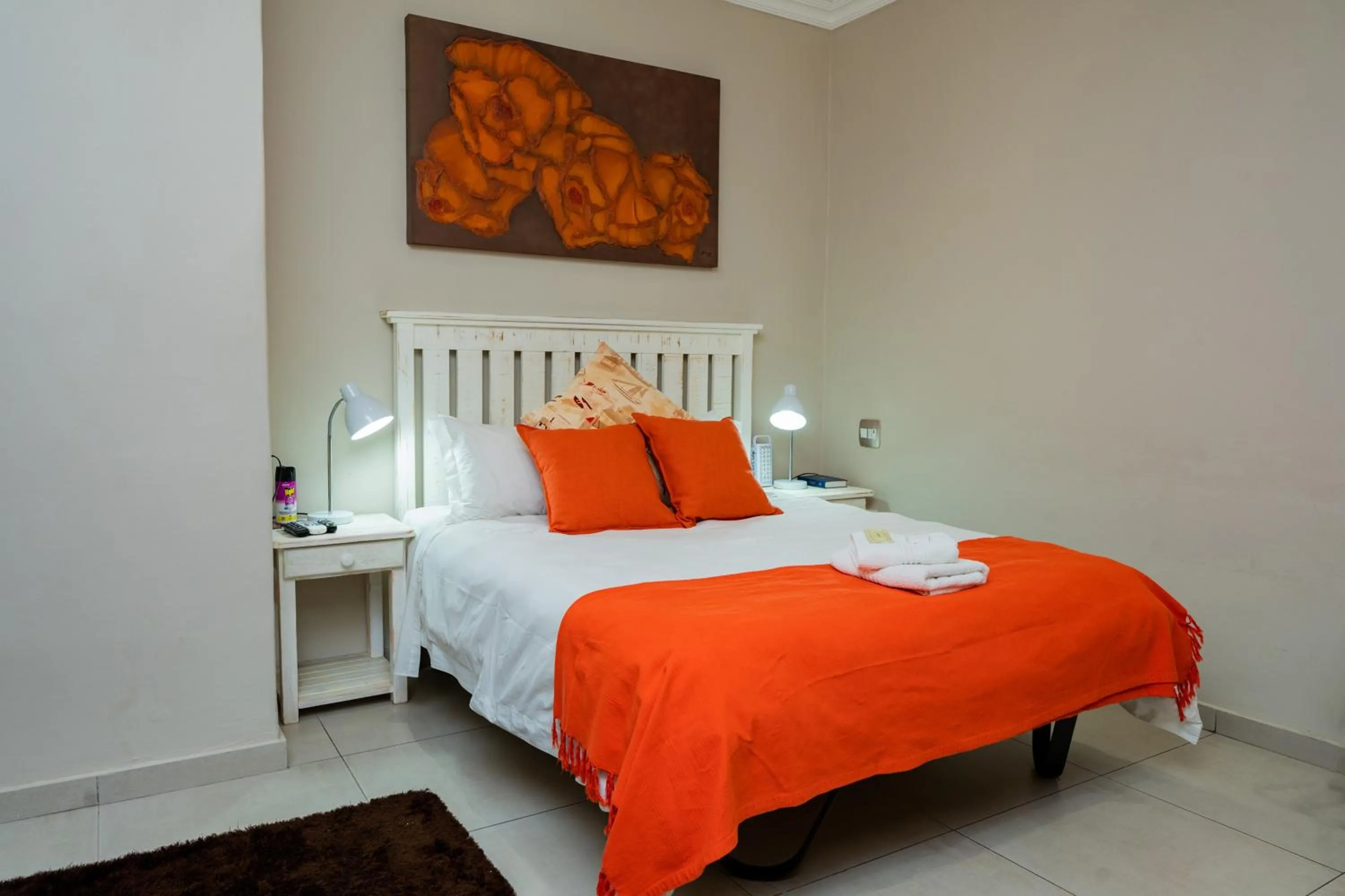 Photo of the whole room, Bed in Riverbank Lodge