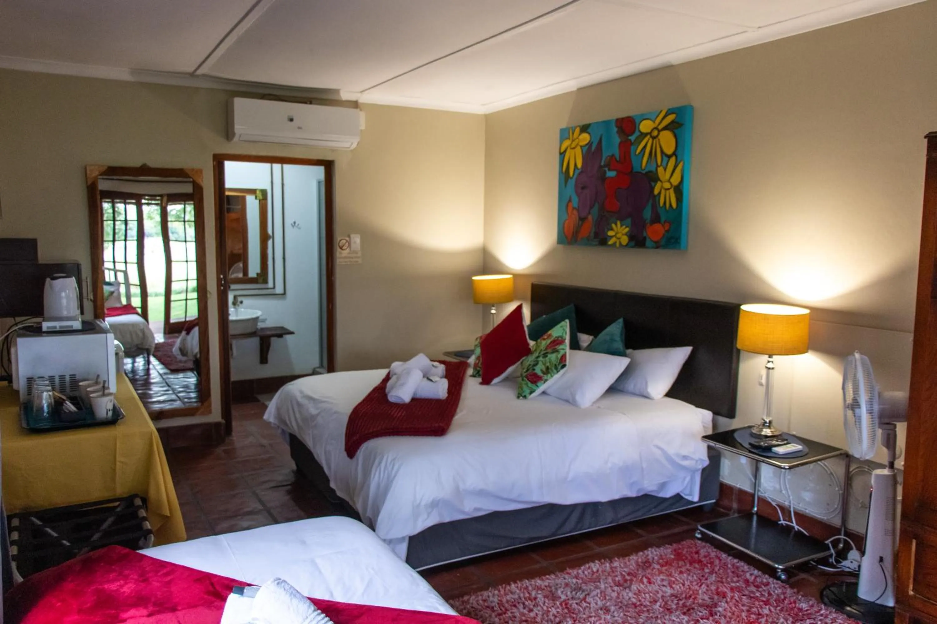 Photo of the whole room, Bed in Riverbank Lodge