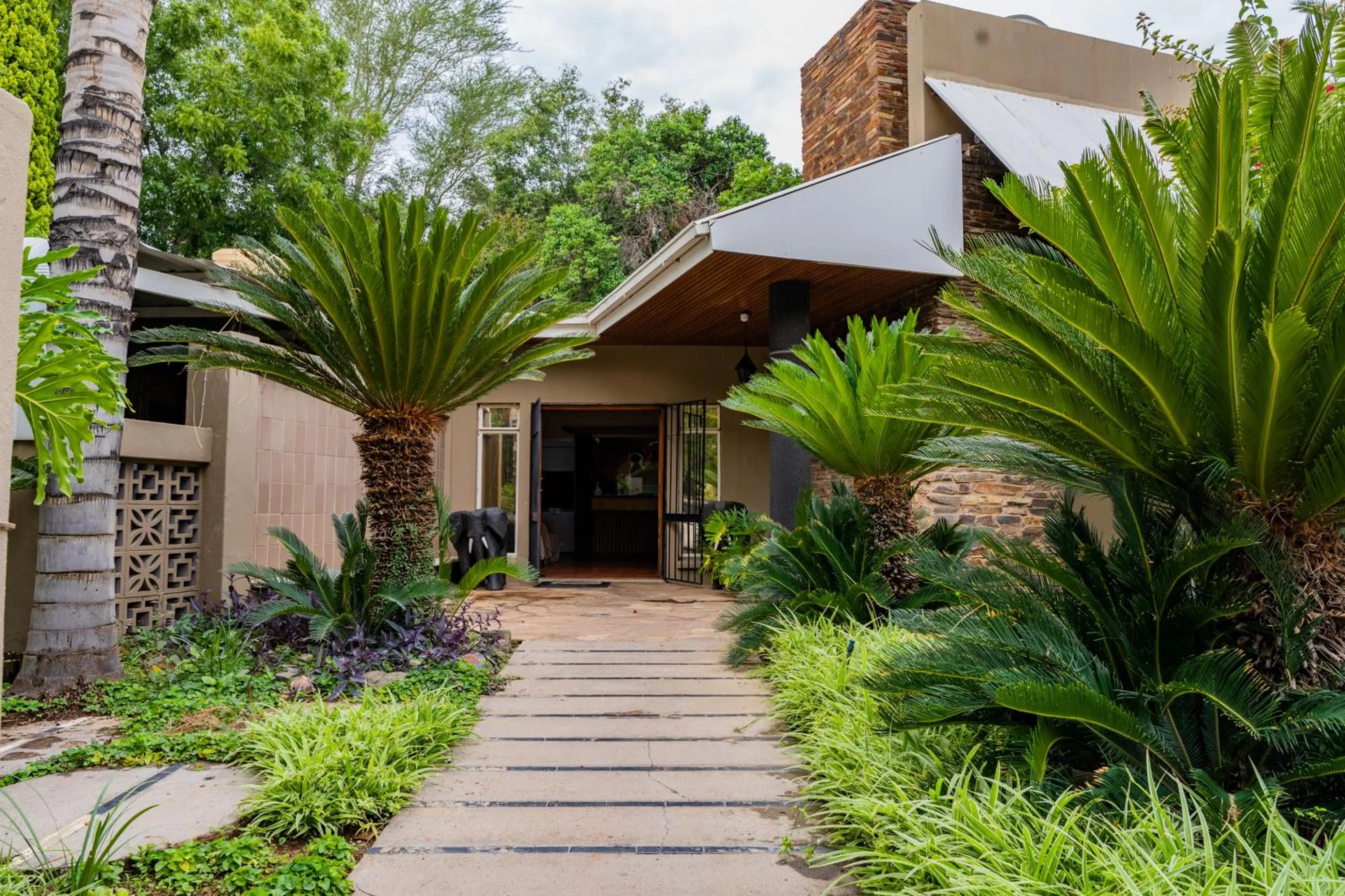 Facade/entrance in Riverbank Lodge
