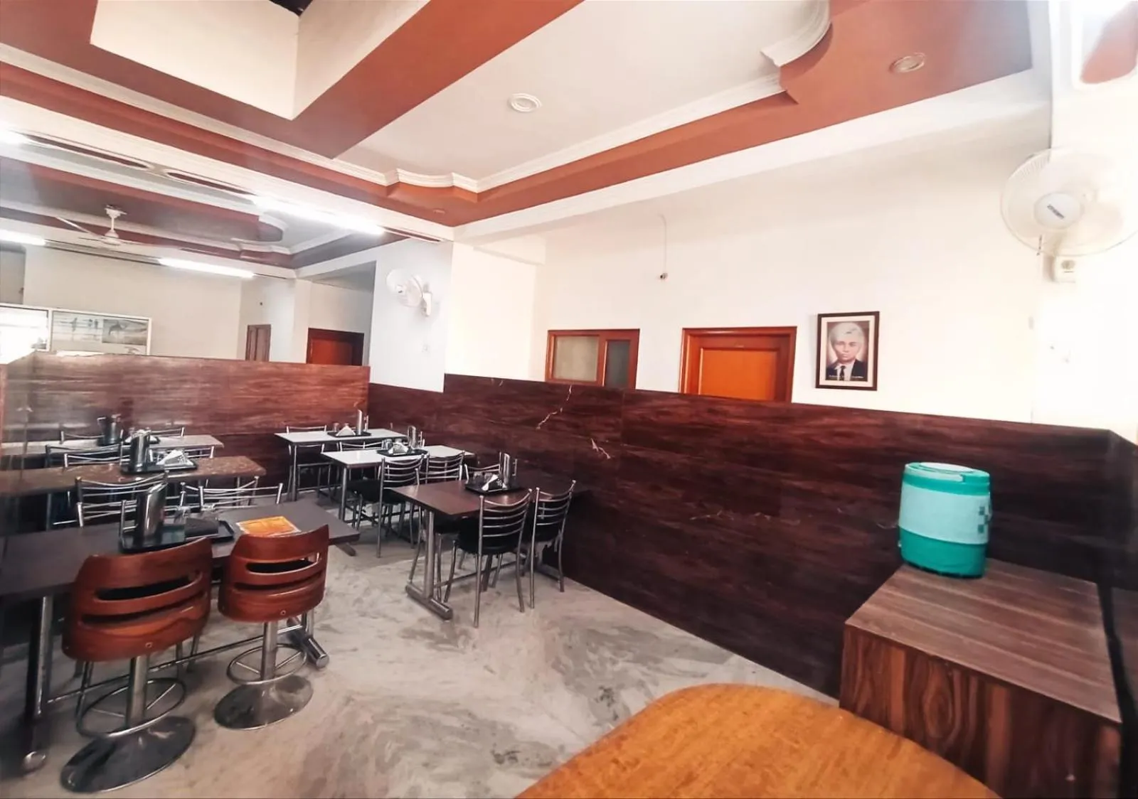 Restaurant/places to eat in Rebirth Hotel