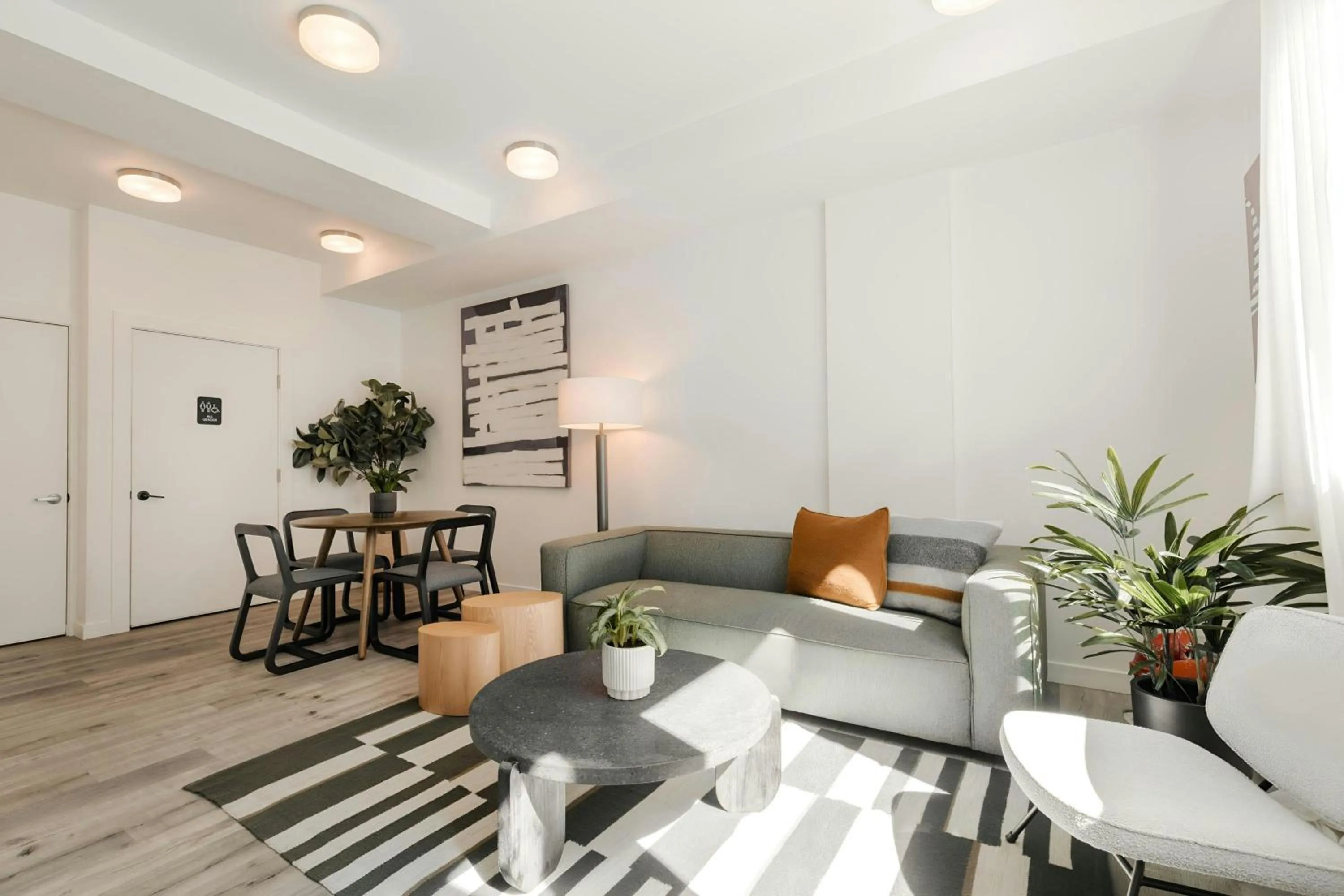 Lounge or bar in The Boylston Hotel Capitol Hill, Sonder by Marriott Bonvoy