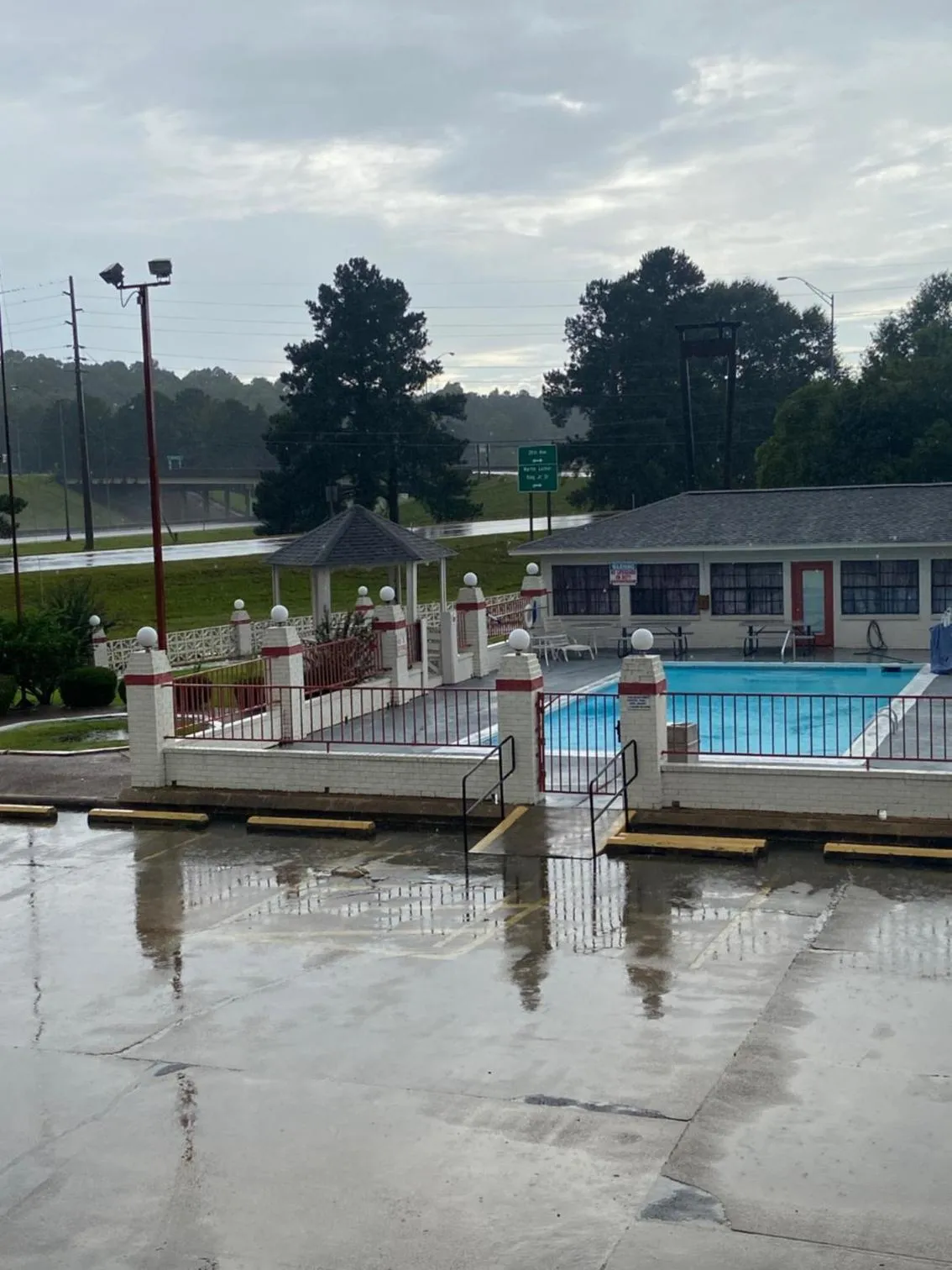 Swimming pool in Americas Best Value Inn (Meridian)