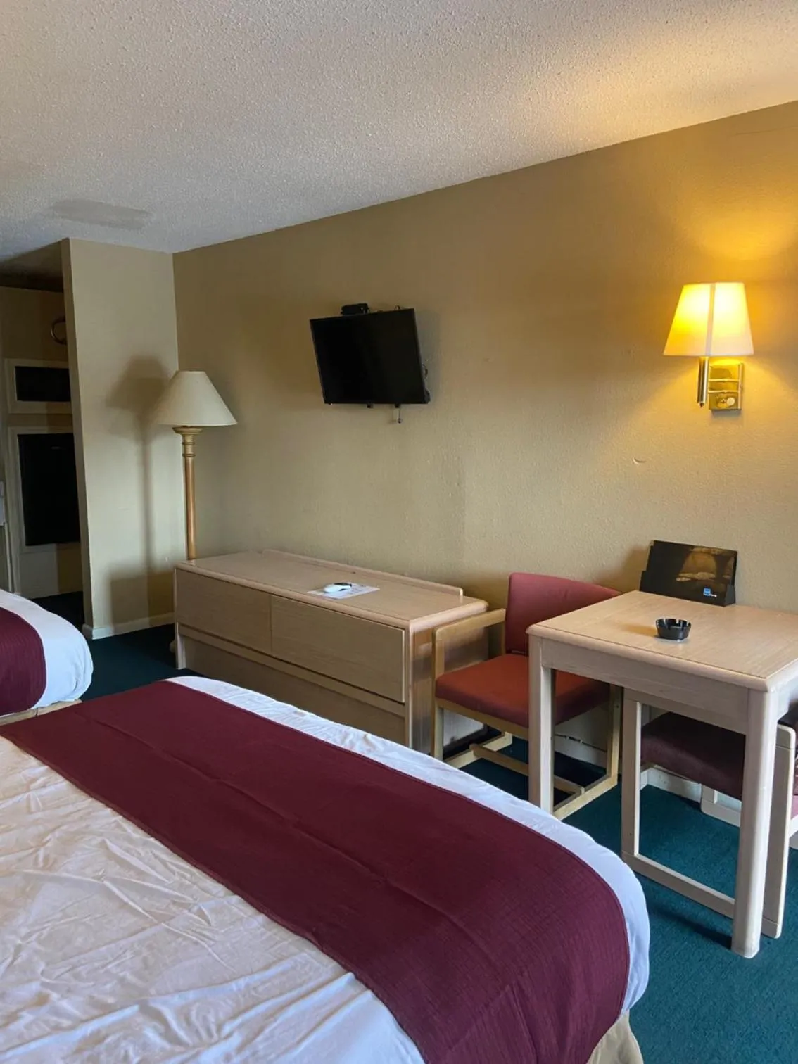 Bed in Americas Best Value Inn (Meridian)