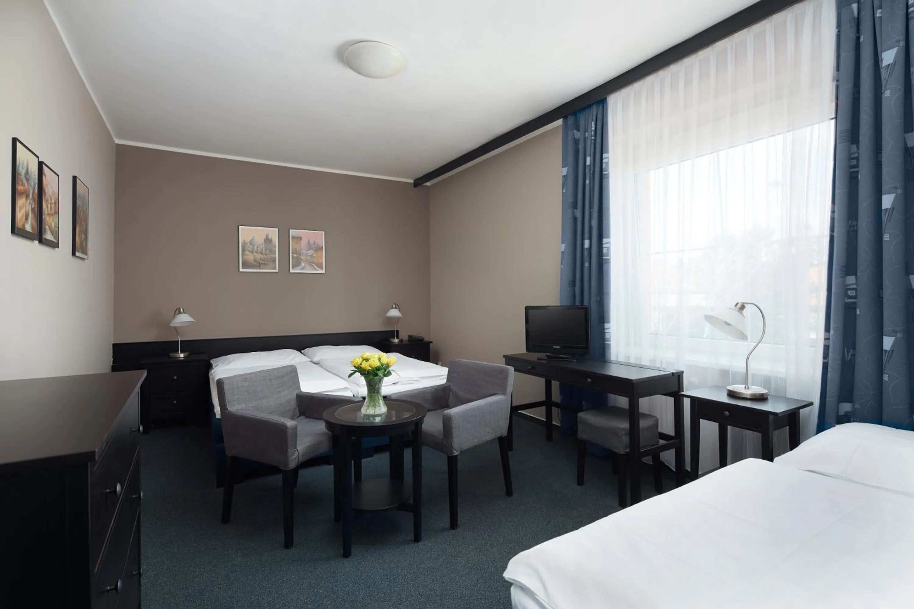 Property building, Bed in Hotel Tulipan Pruhonice