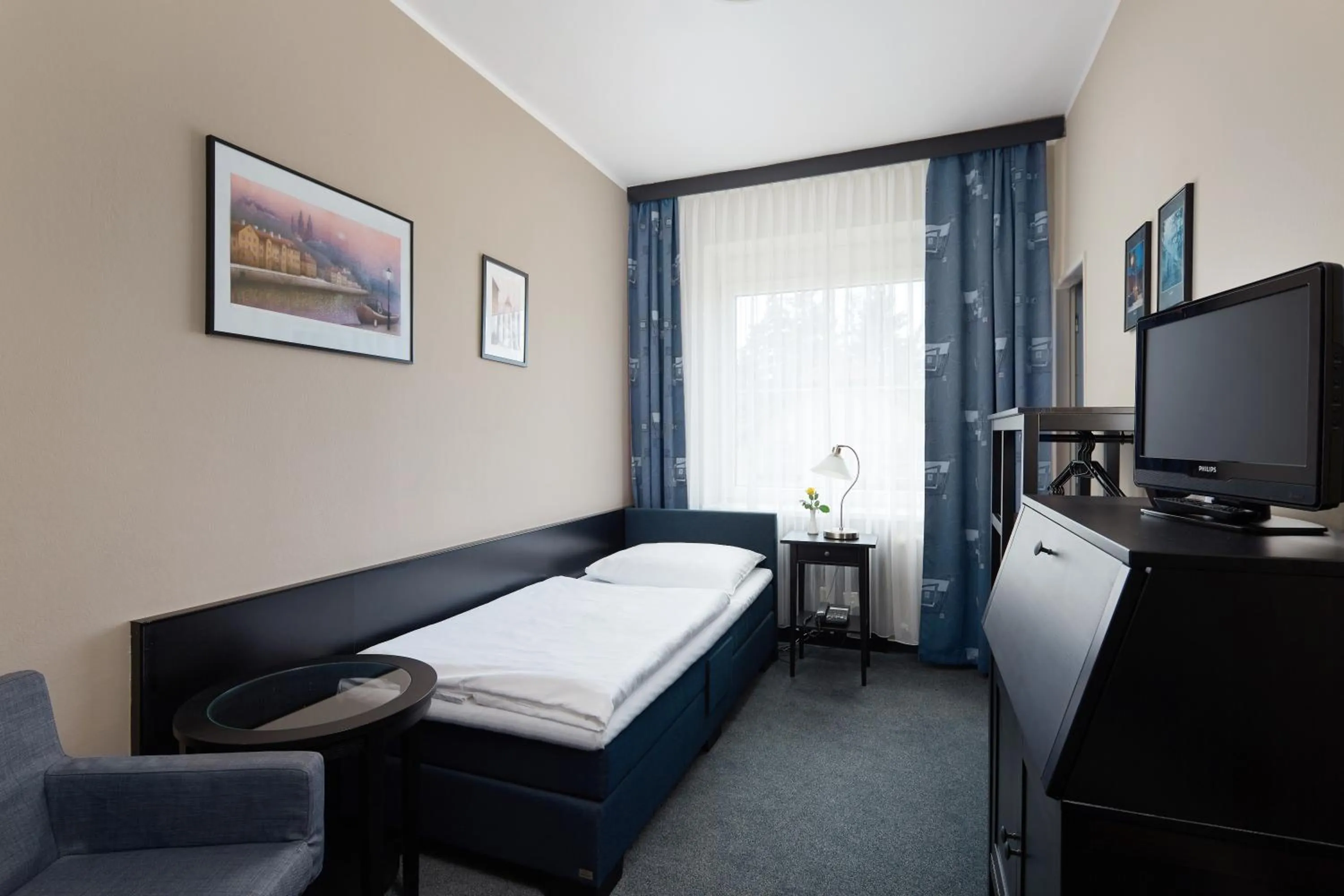Property building, Bed in Hotel Tulipan Pruhonice