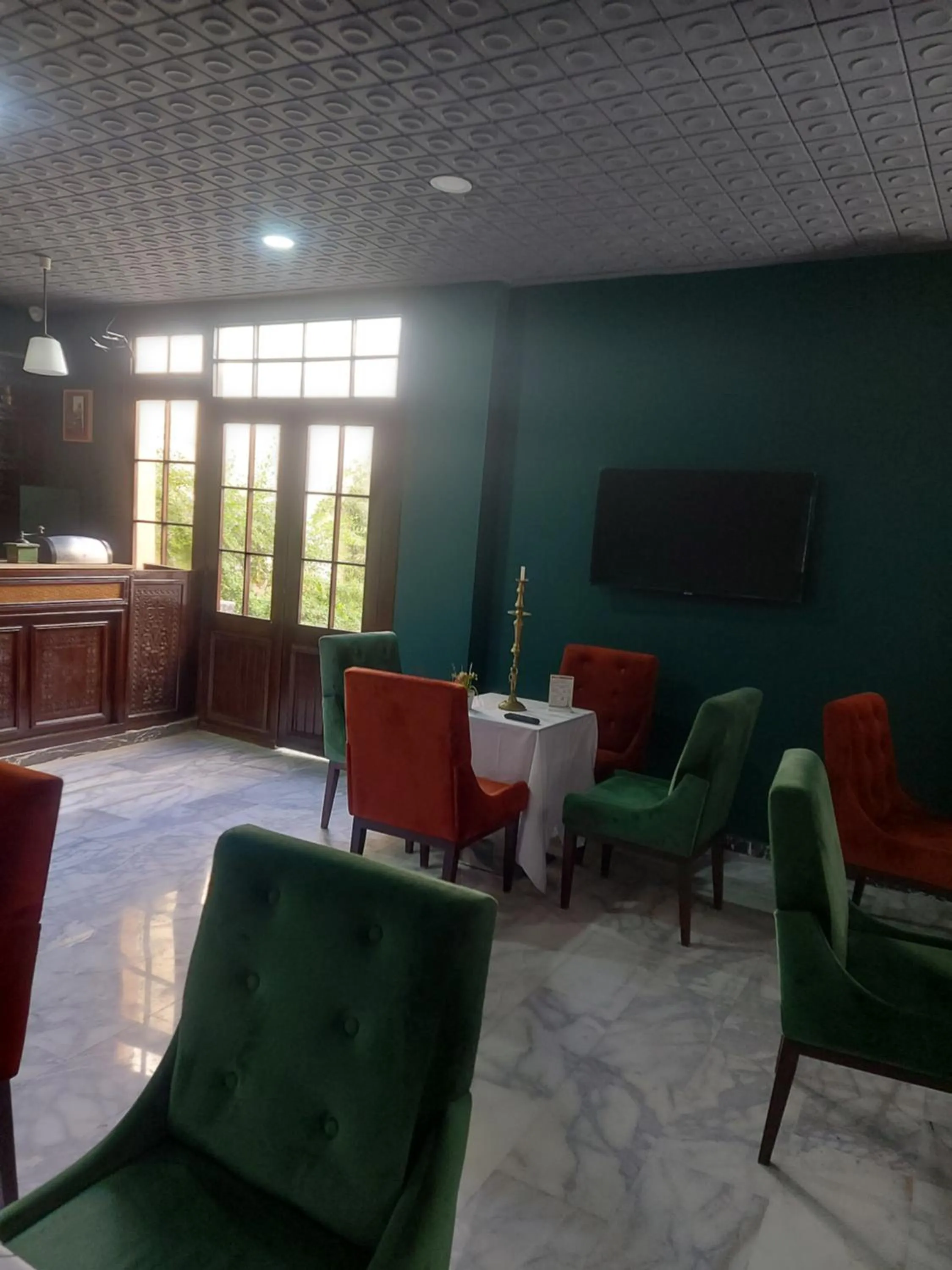 Restaurant/places to eat in Amor Hotel