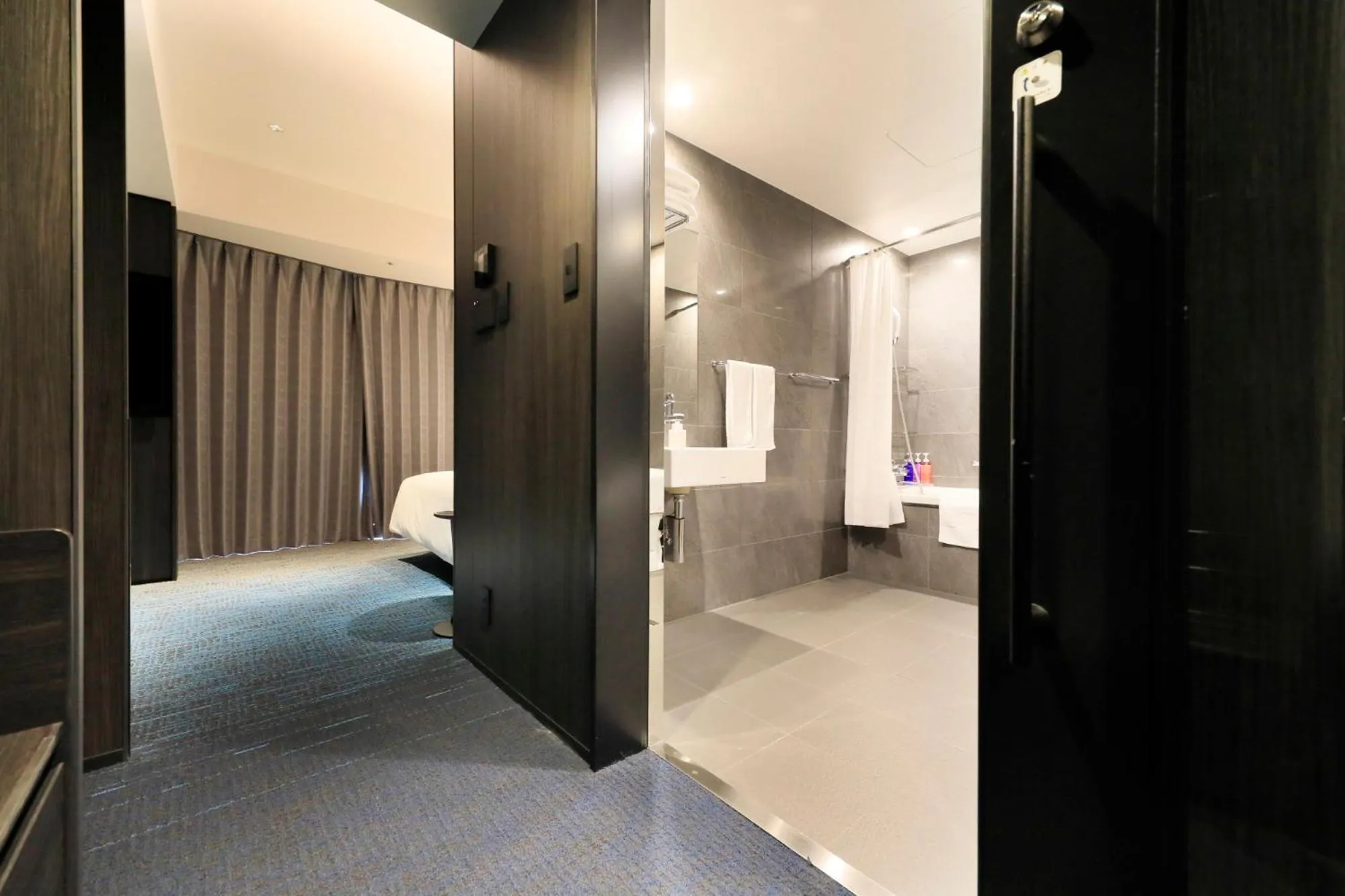 Bathroom, Bed in Richmond Hotel Premier Kyoto Shijo