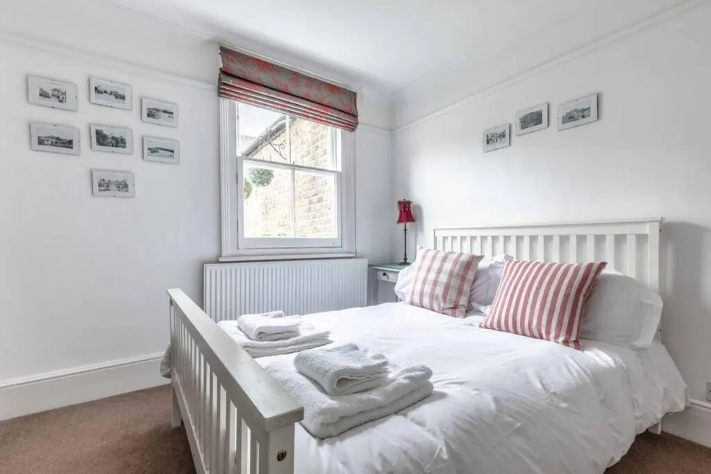 Bedroom, Bed in Windsor Town Centre Victorian townhouse sleeps 6