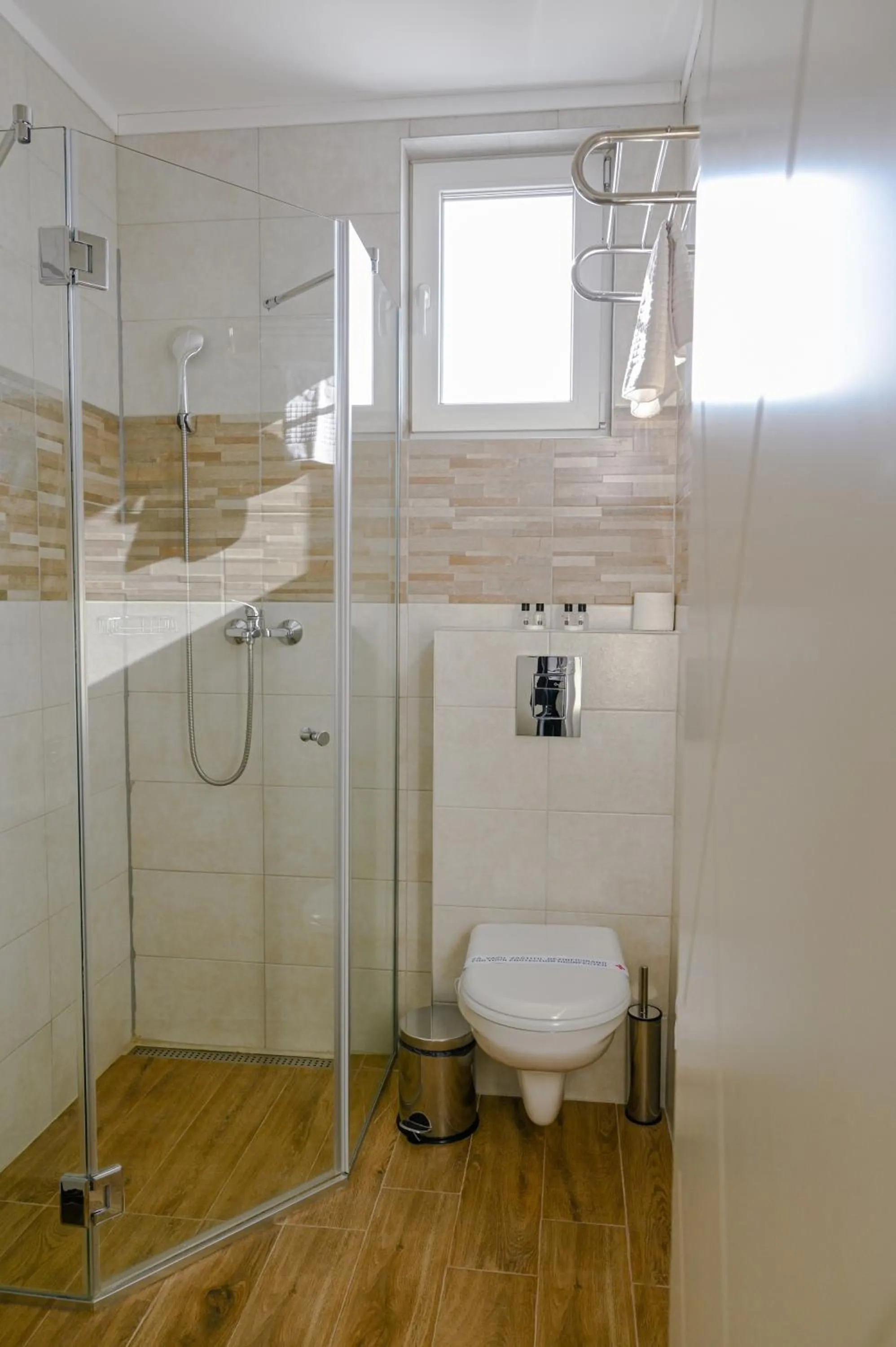 Shower in Dona, Altina