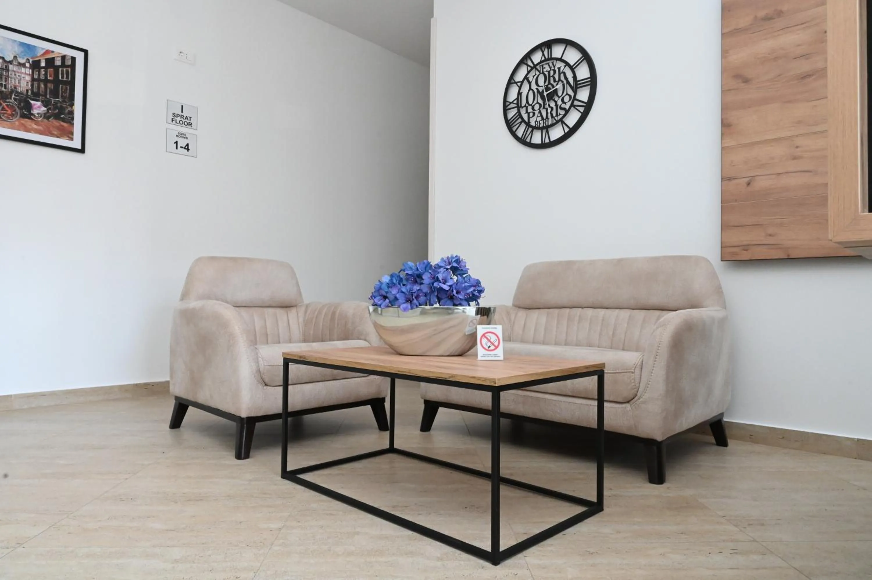 Communal lounge/ TV room in Dona, Altina