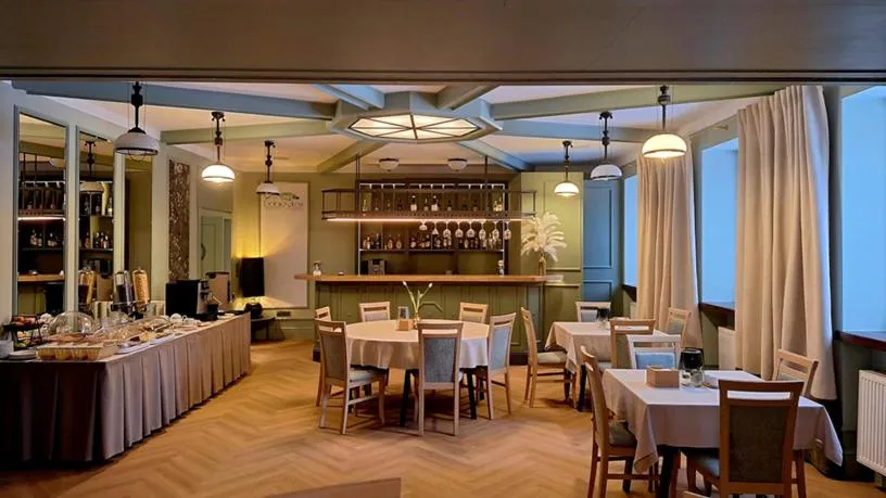 Restaurant/places to eat in Hotel w Dobieszkowie