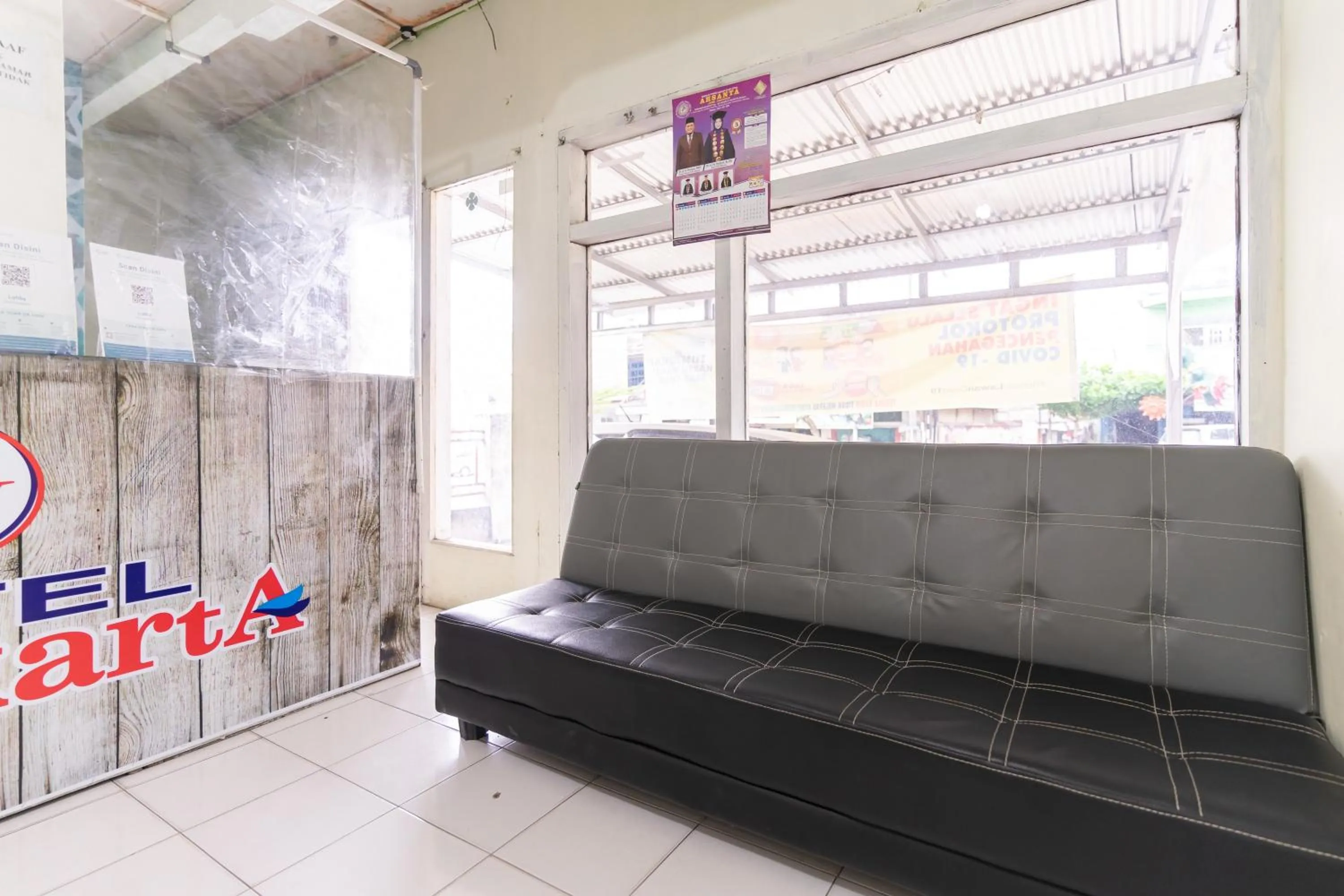 Lobby or reception in RedDoorz Syariah @ Jalan Jendral Sudirman Jambi