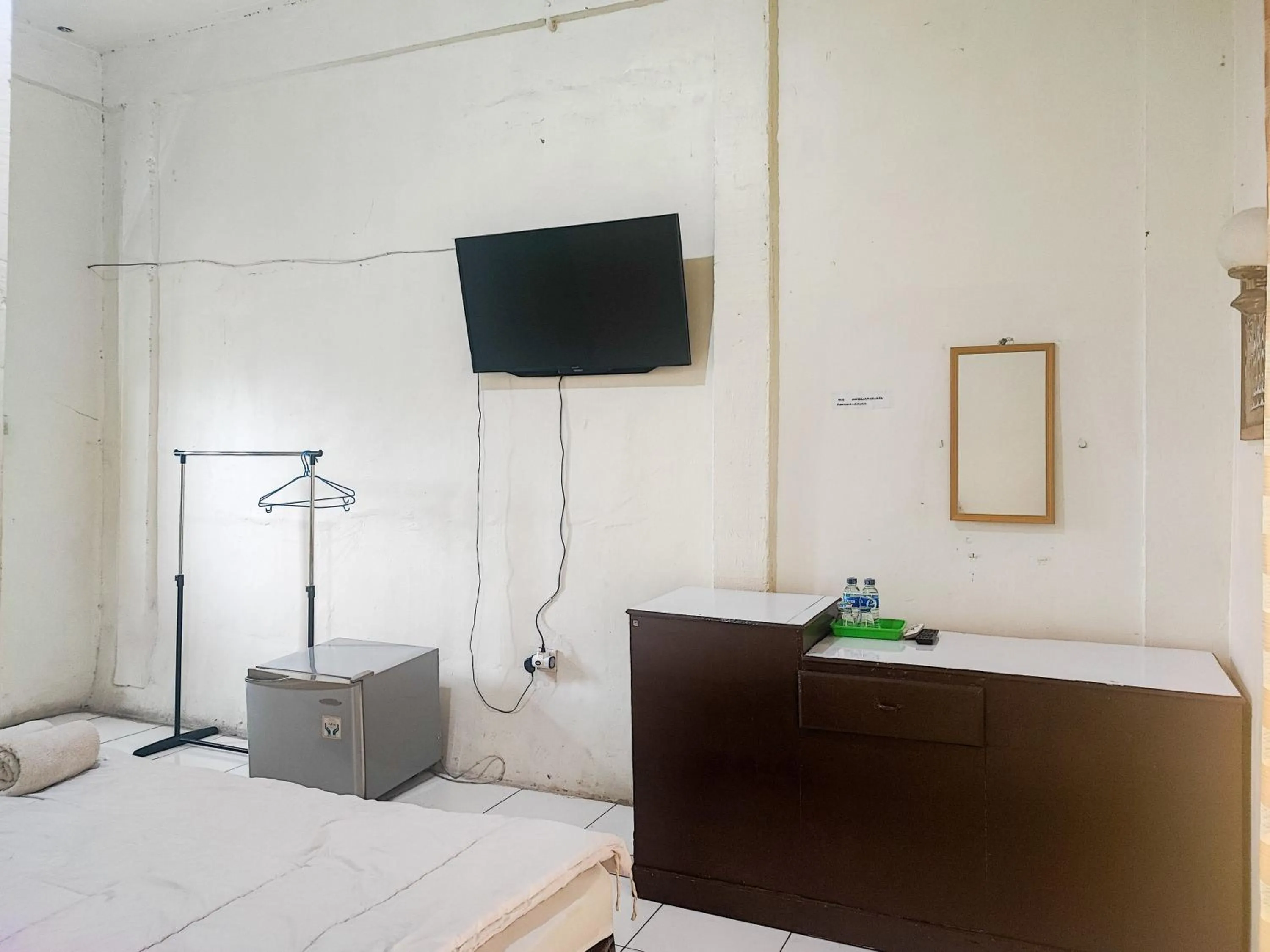 TV and multimedia, Bed in RedDoorz Syariah @ Jalan Jendral Sudirman Jambi