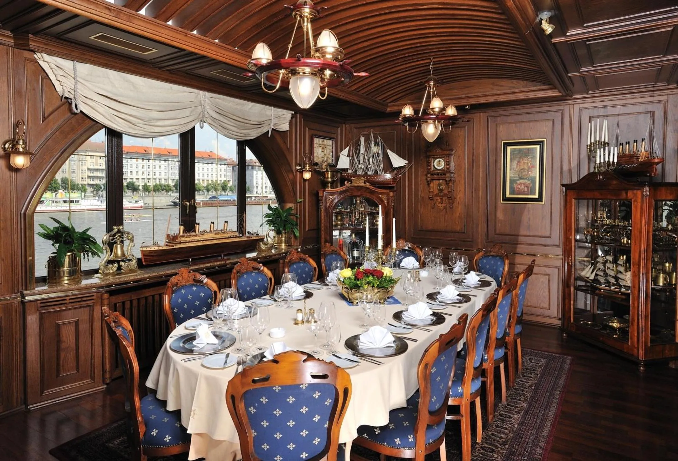 Restaurant/places to eat in Admiral Botel