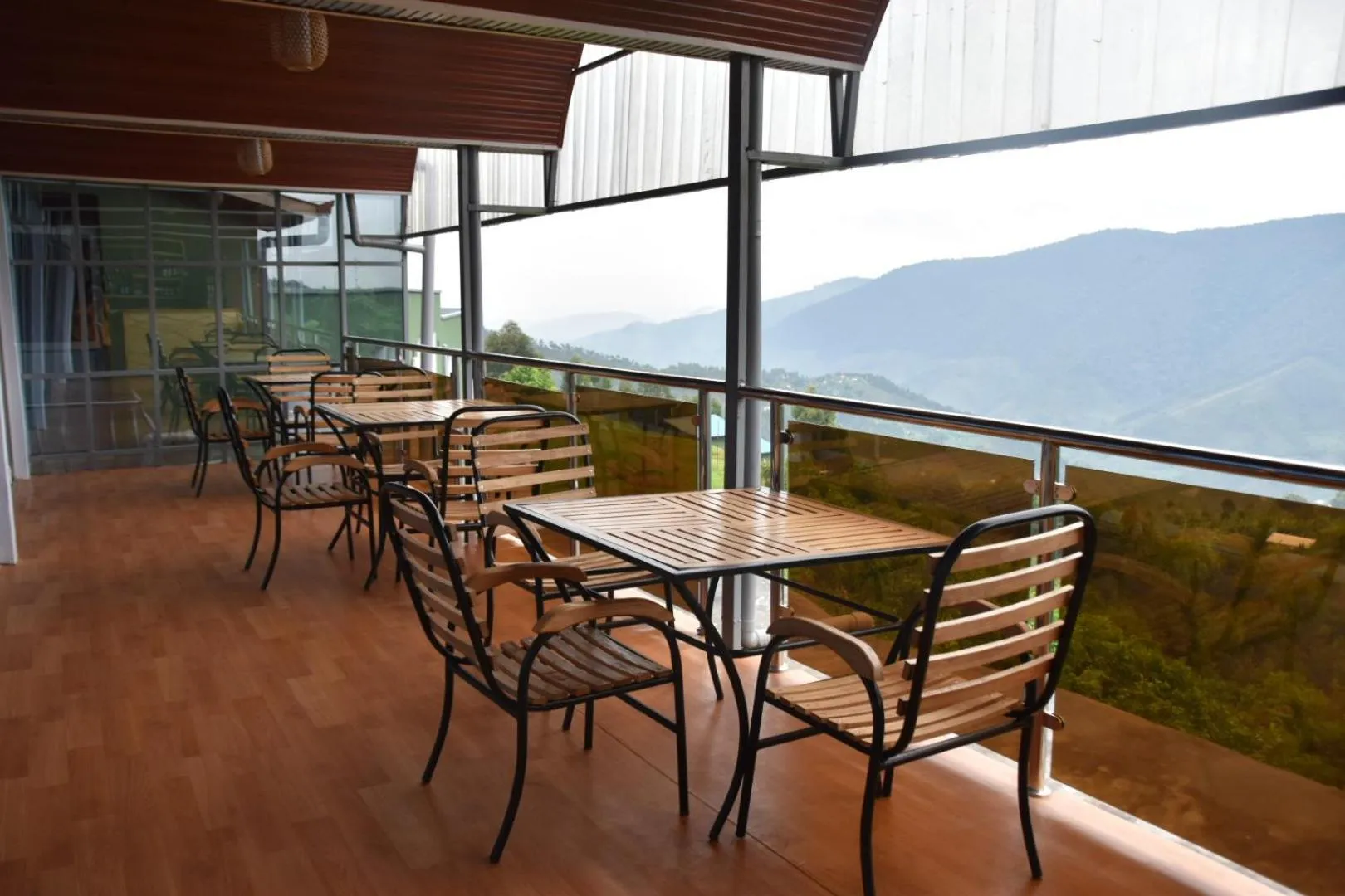 Restaurant/places to eat in Chimpanzee Lodge