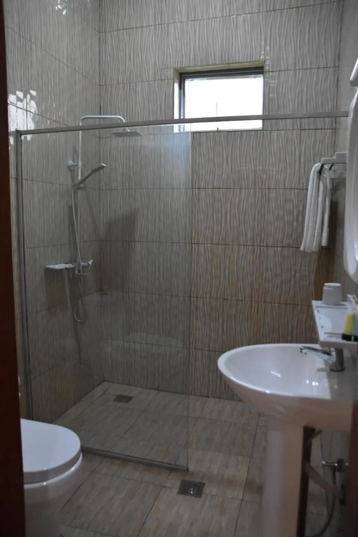 Bathroom in Chimpanzee Lodge