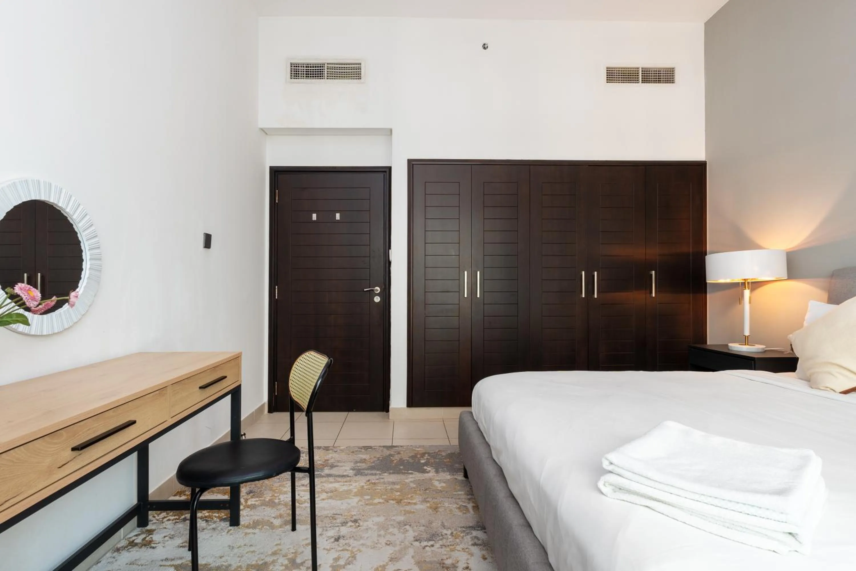 White Sage - Fountain View Stylish Apt With Spacious Terrace