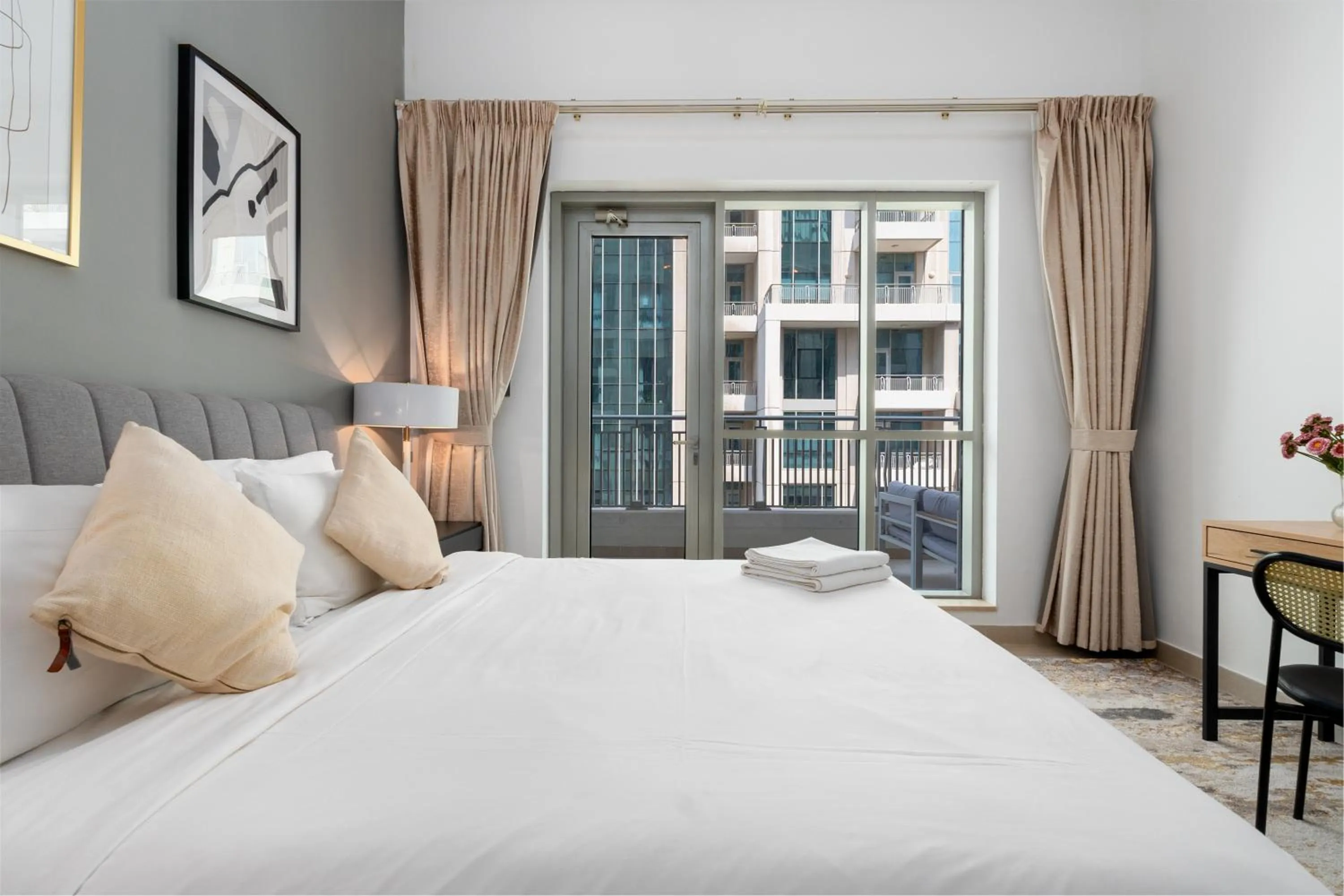 White Sage - Fountain View Stylish Apt With Spacious Terrace