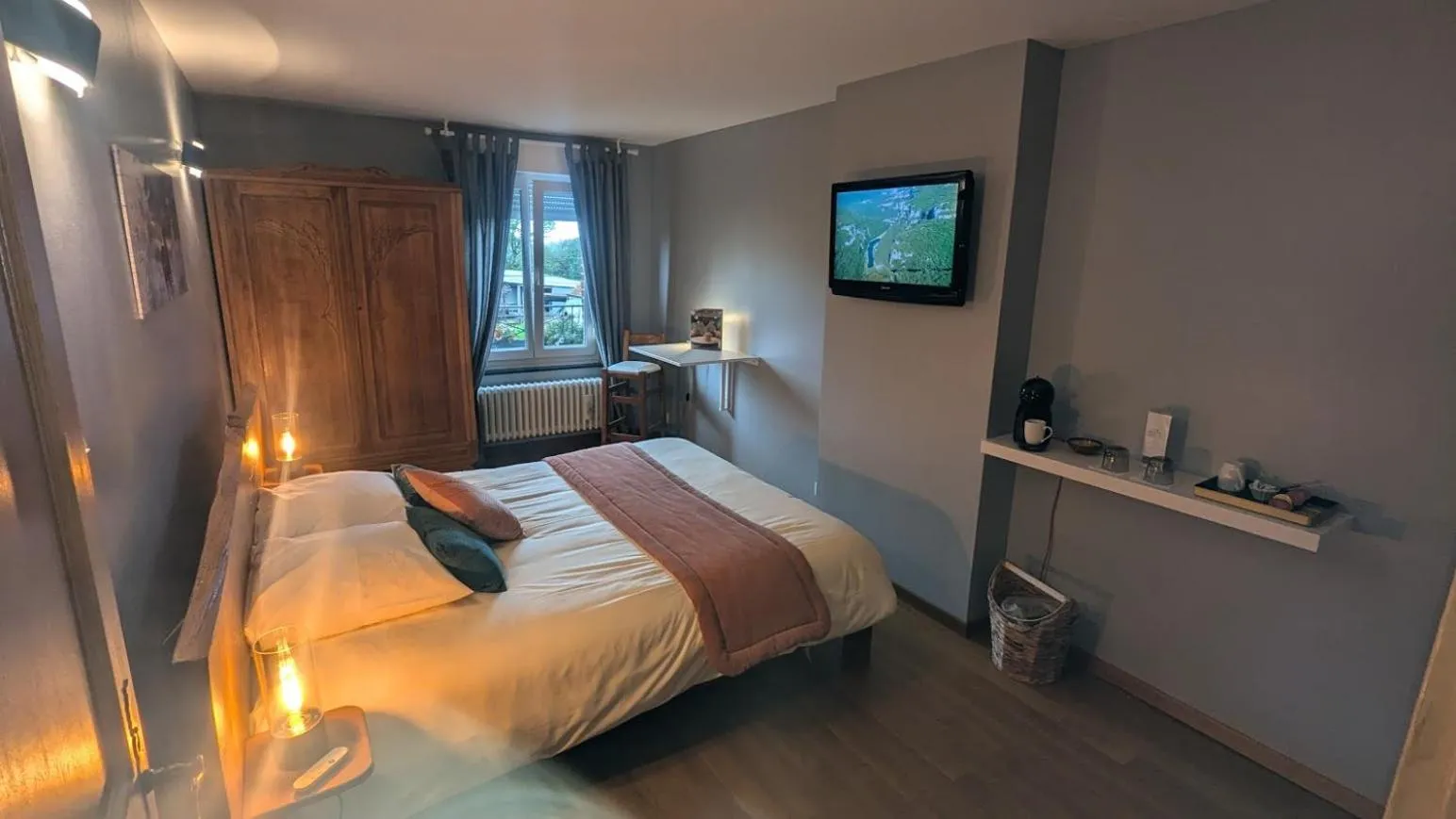 Photo of the whole room, Bed in Au repos de la licorne