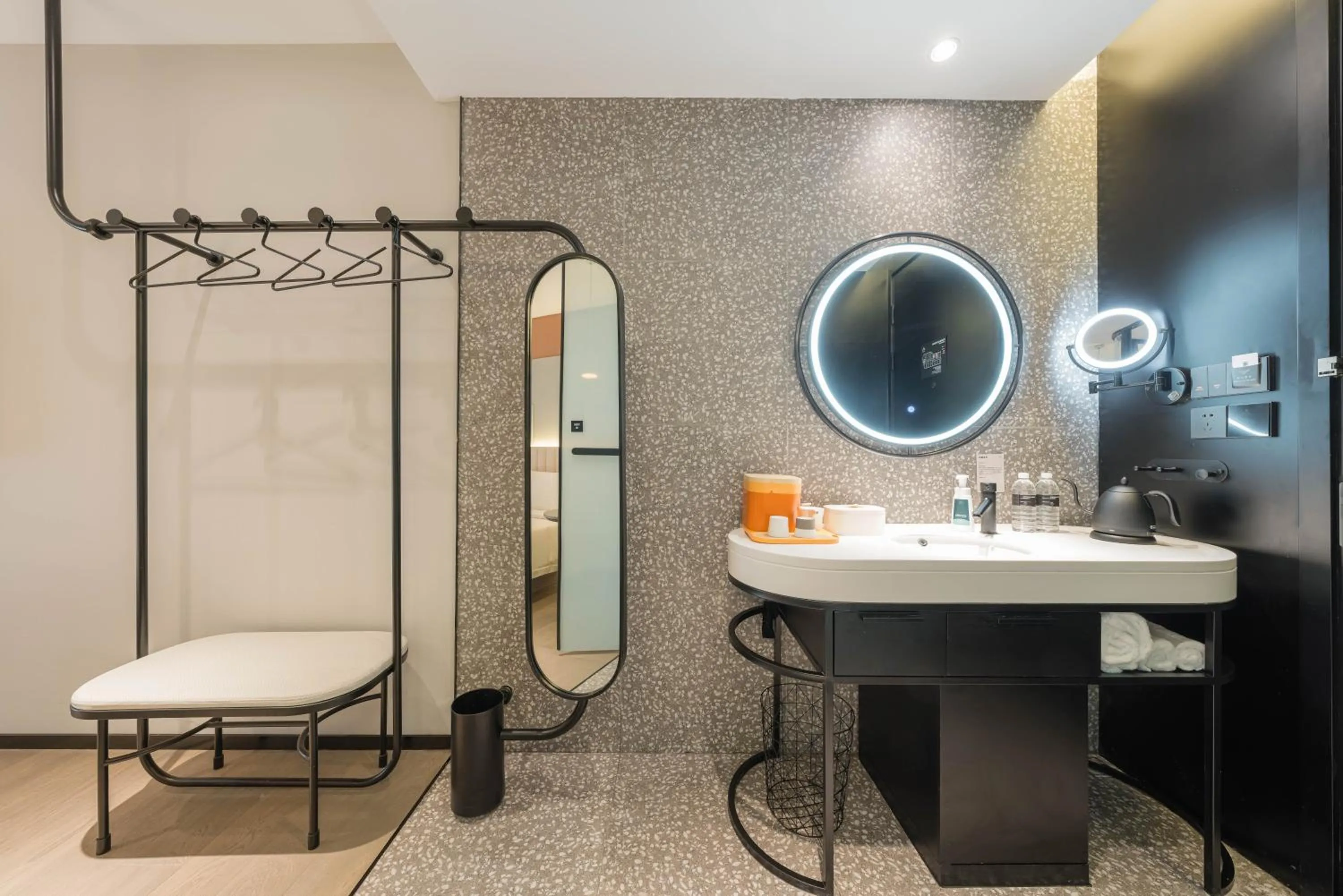 Property building in Atour X Shanghai Jing'an huashanlu Temple