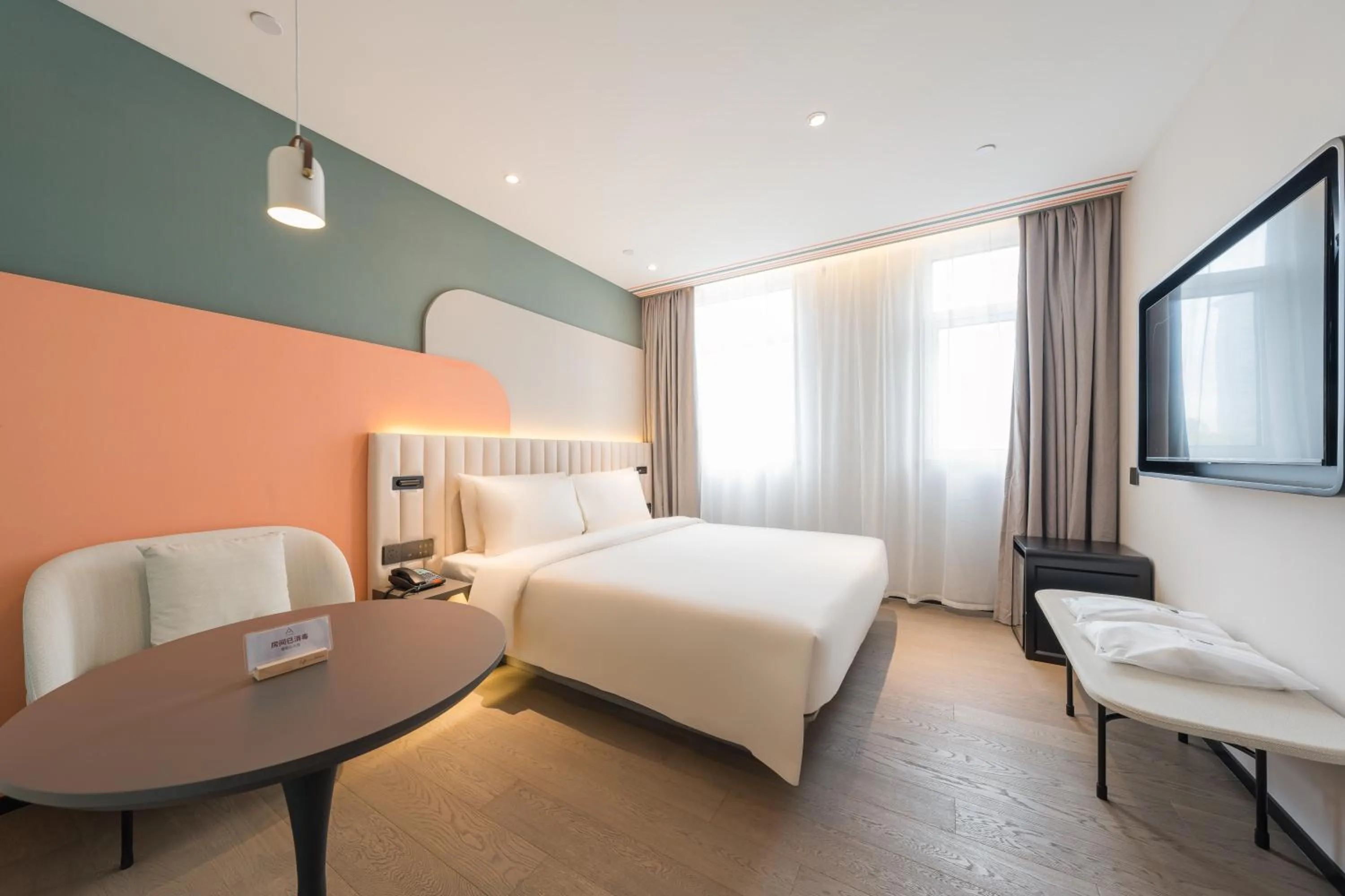 Photo of the whole room, Bed in Atour X Shanghai Jing'an huashanlu Temple