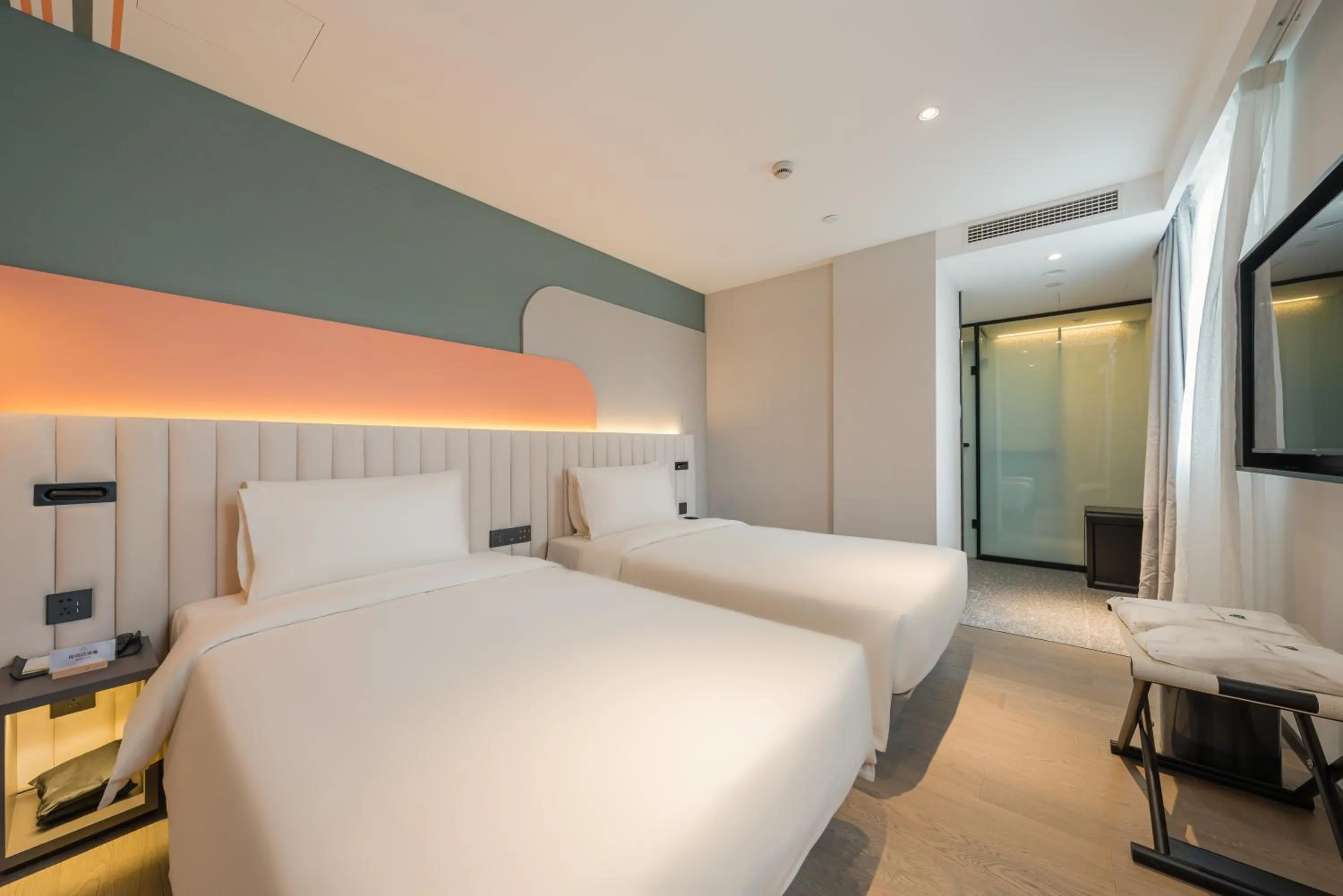 Photo of the whole room, Bed in Atour X Shanghai Jing'an huashanlu Temple