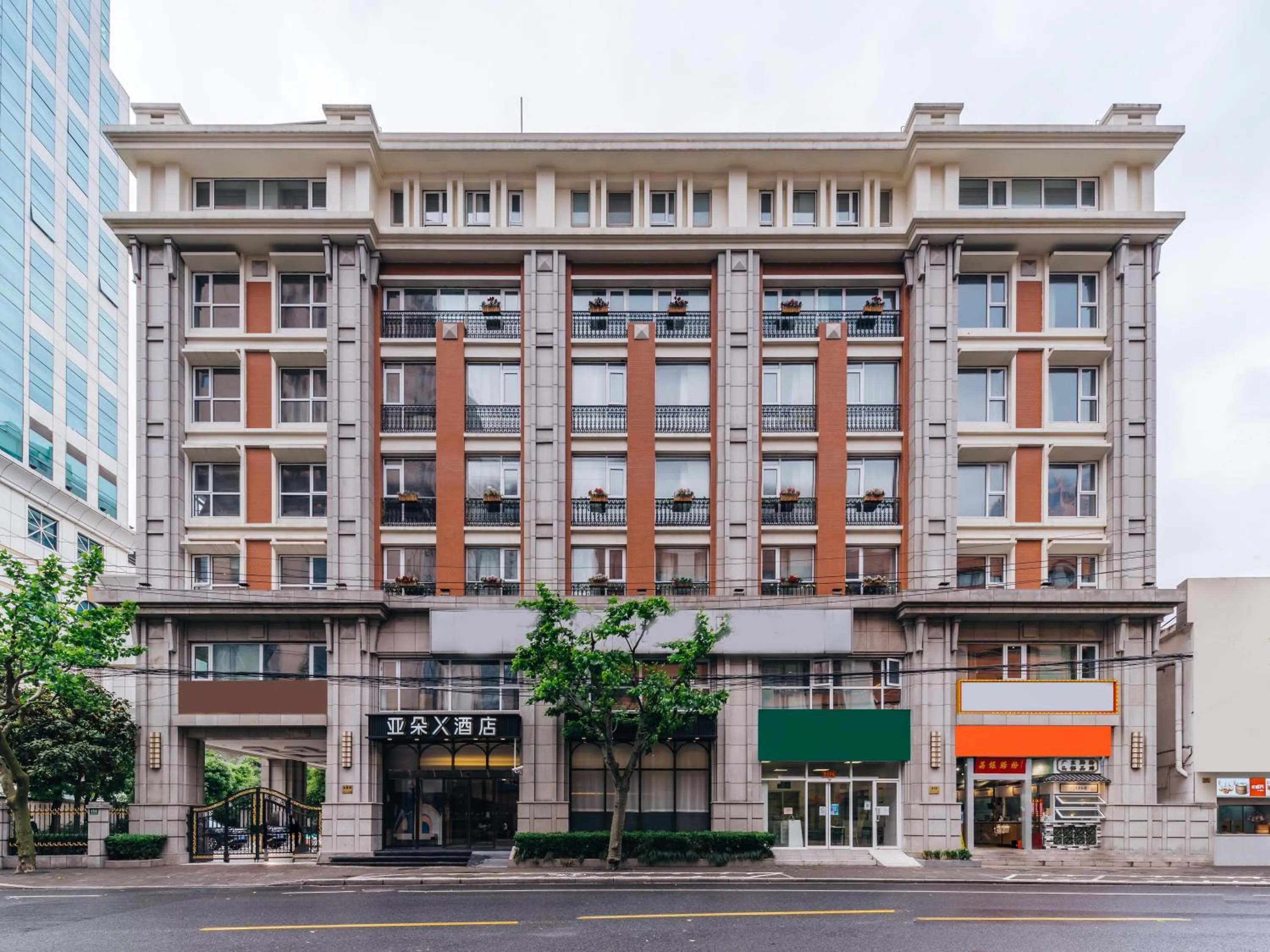 Neighbourhood in Atour X Shanghai Jing'an huashanlu Temple