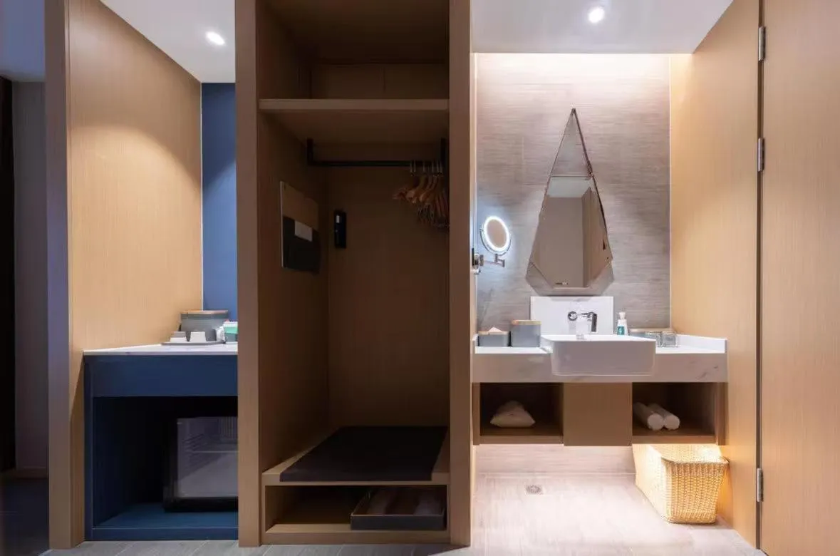 wardrobe in Atour Hotel Ningbo Fenghua Huizheng Street