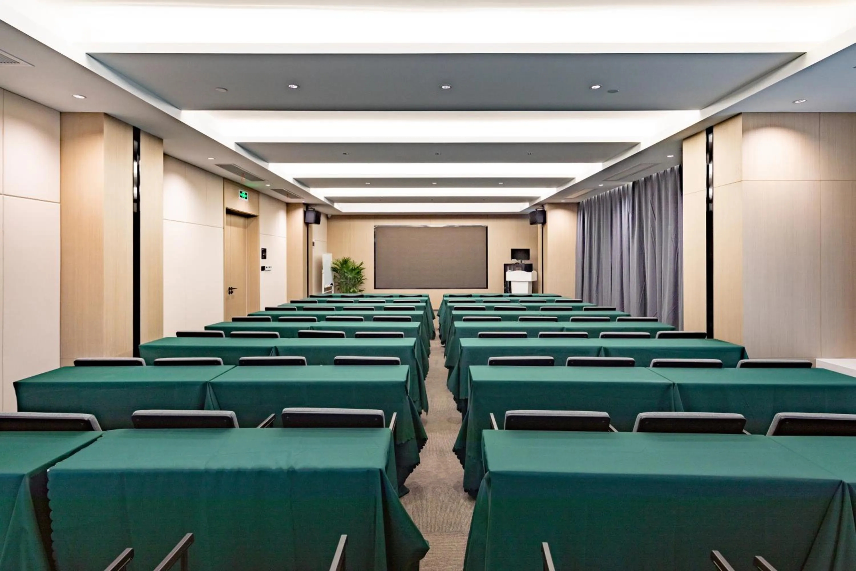 Meeting/conference room in Atour Hotel Wuhan Jinyin Lake