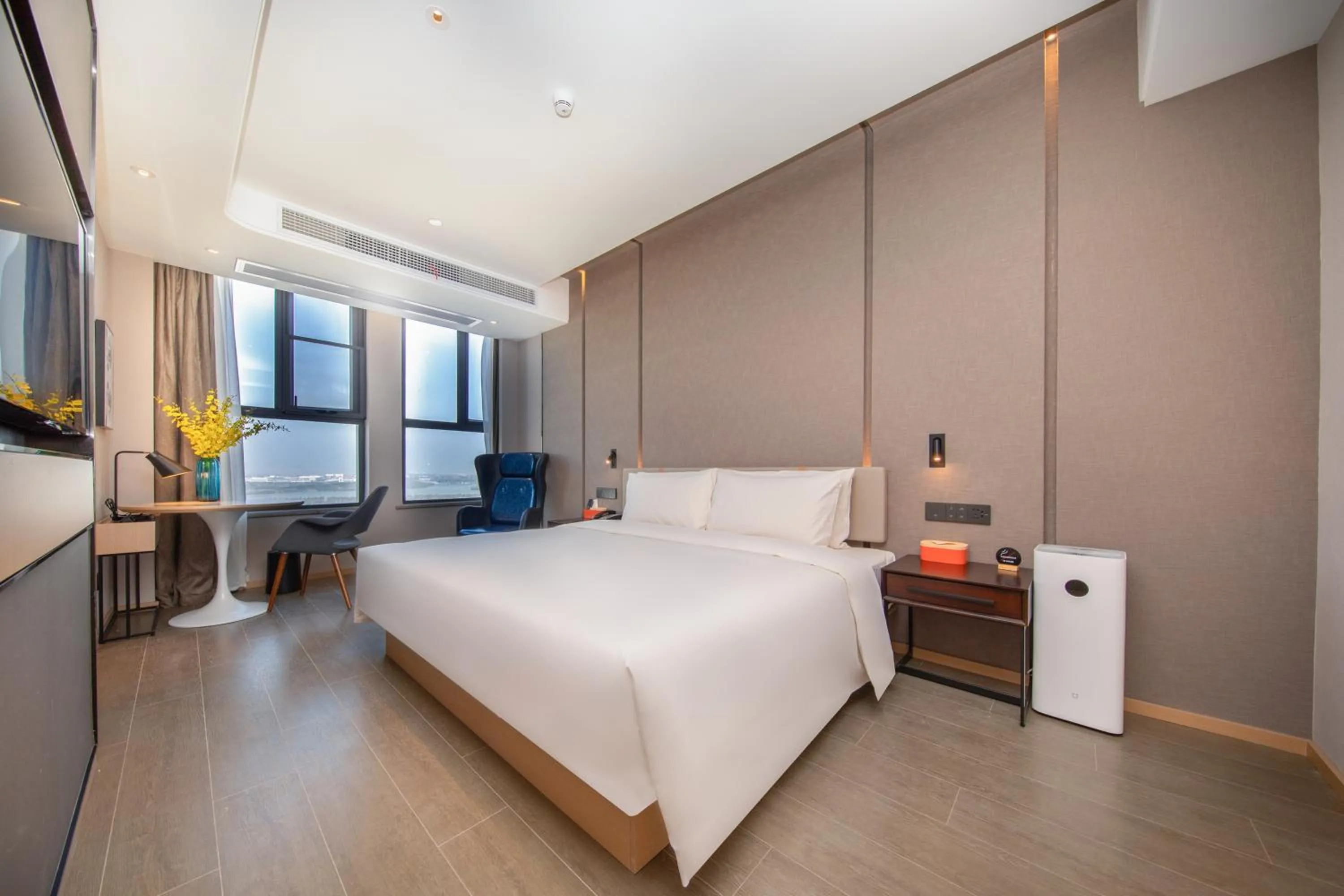 Photo of the whole room, Bed in Atour Hotel Wuhan Jinyin Lake