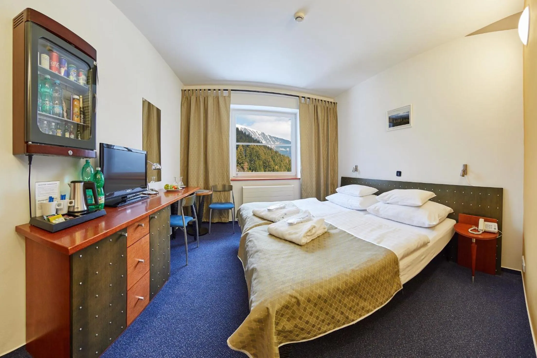 Coffee/tea facilities, Bed in Hotel Horizont