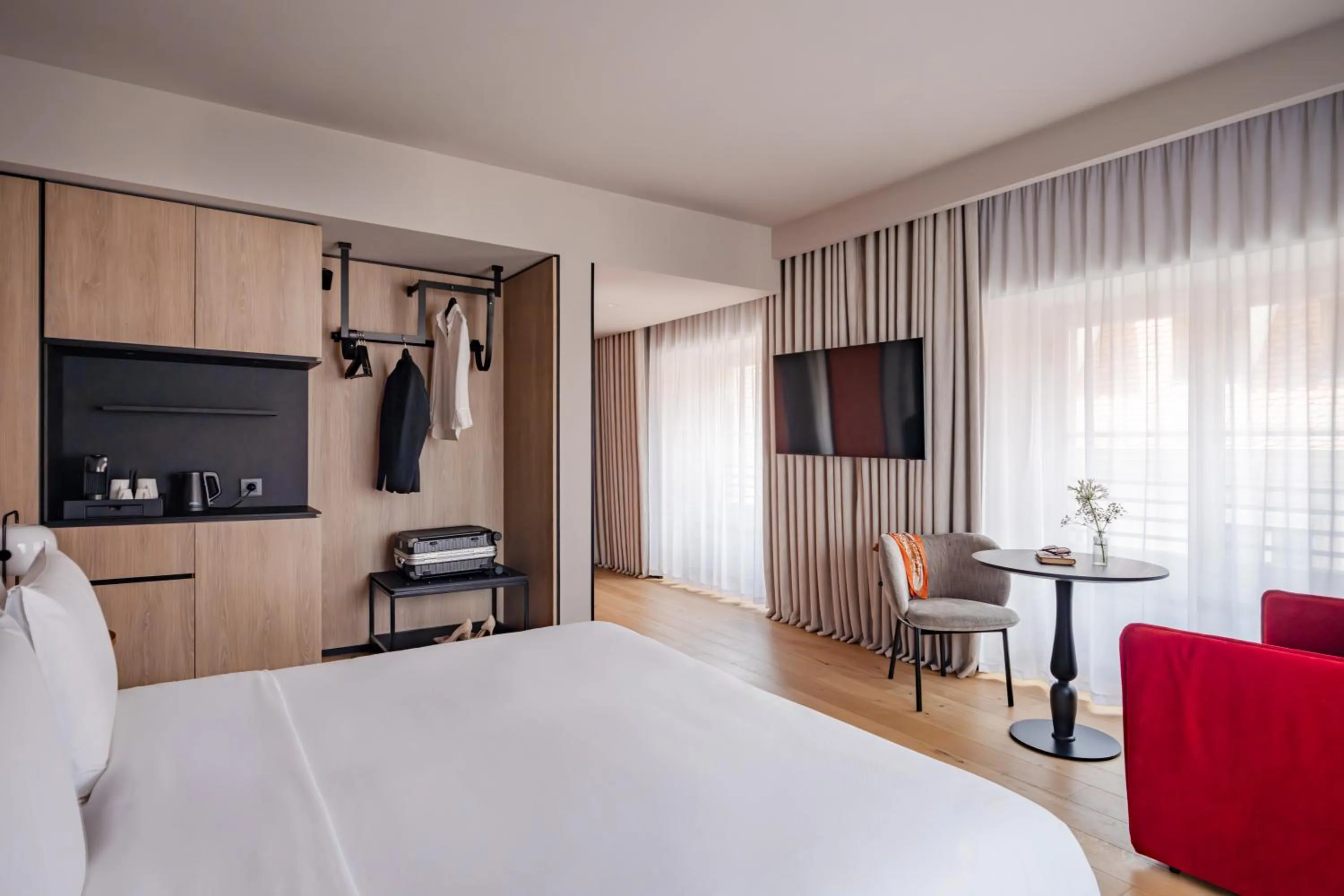 Photo of the whole room, Bed in Hôtel LÉONOR the place to live