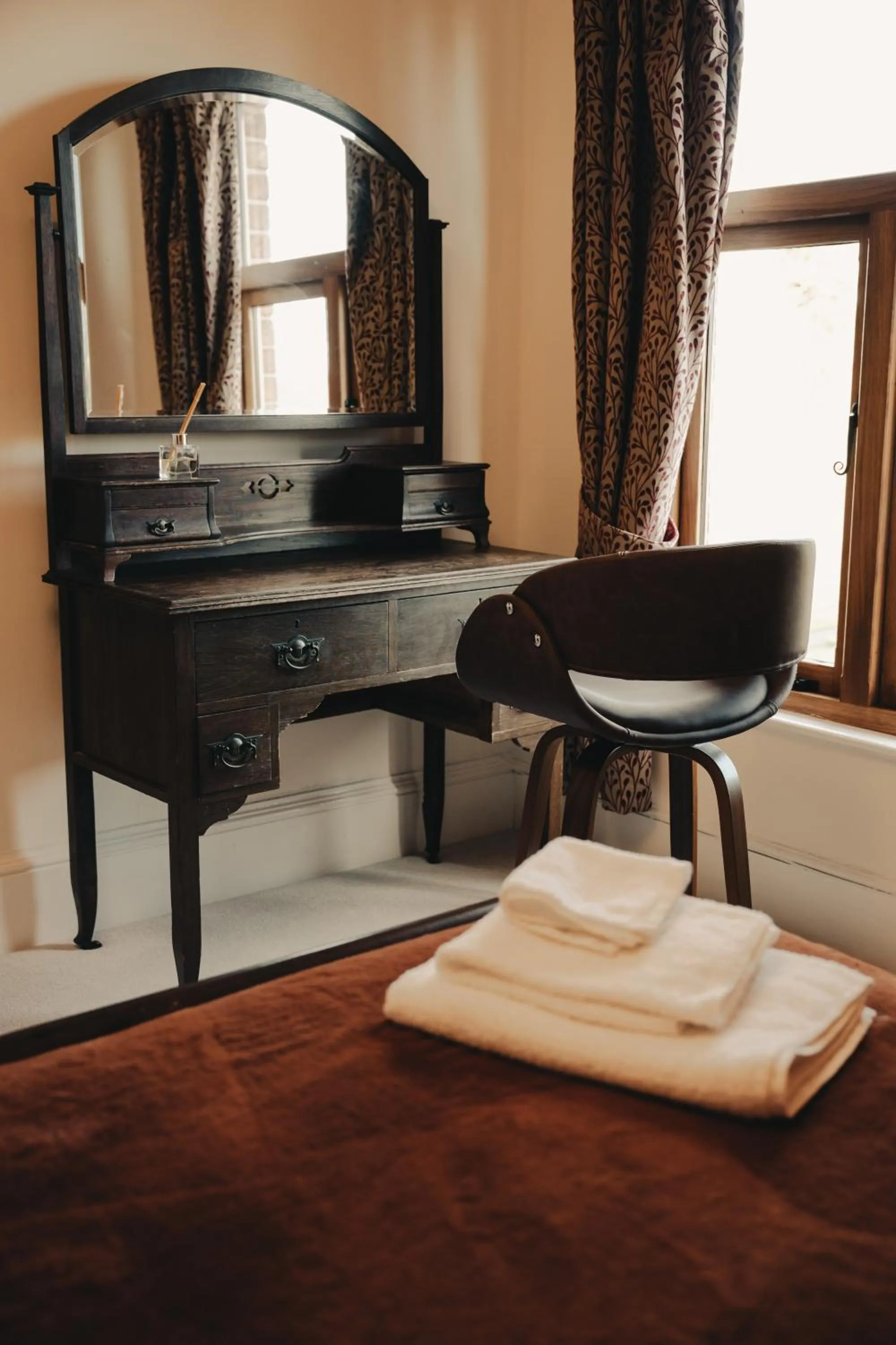 Seating area, Bed in The Swan Hotel