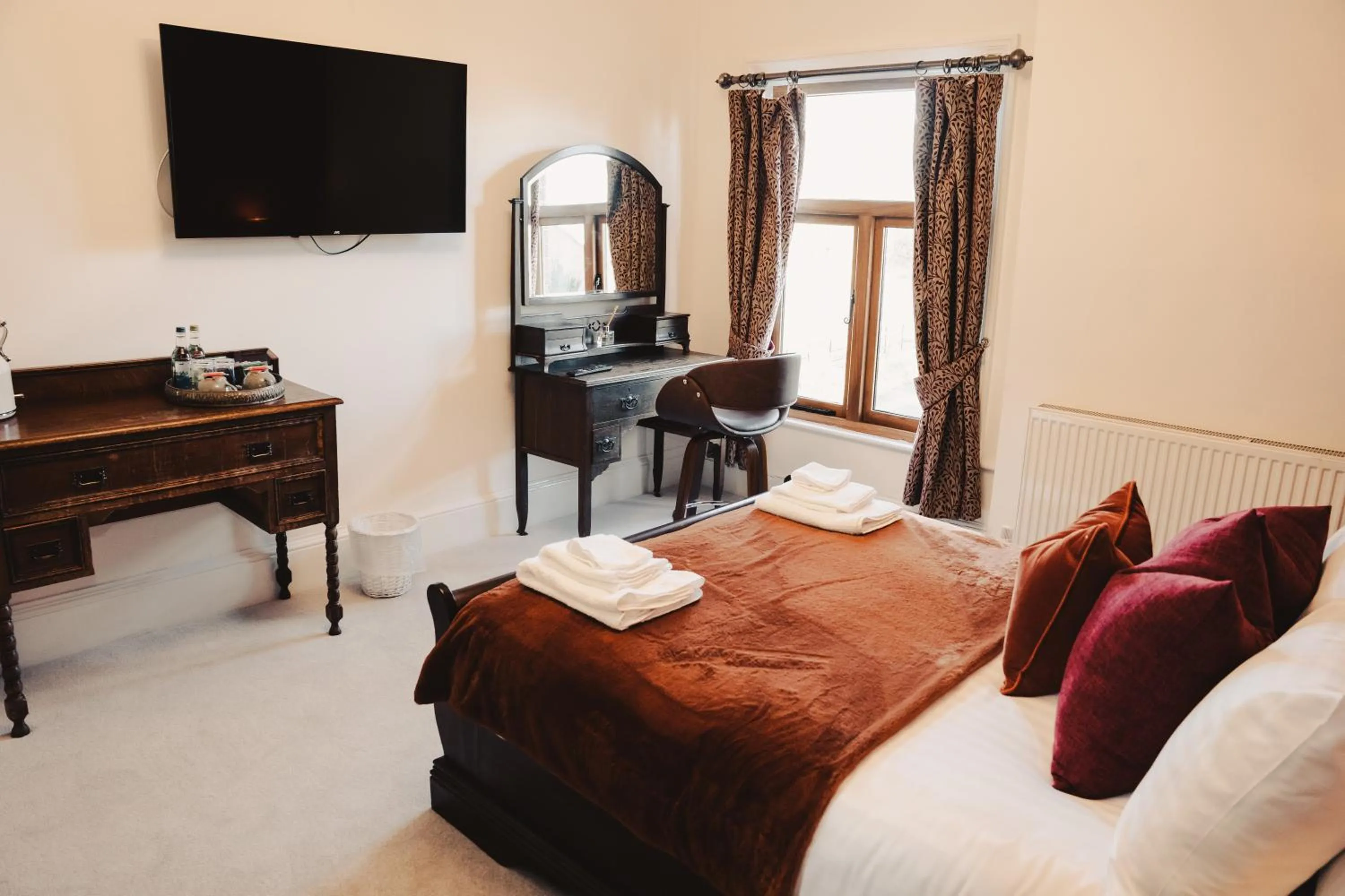 Photo of the whole room, Bed in The Swan Hotel