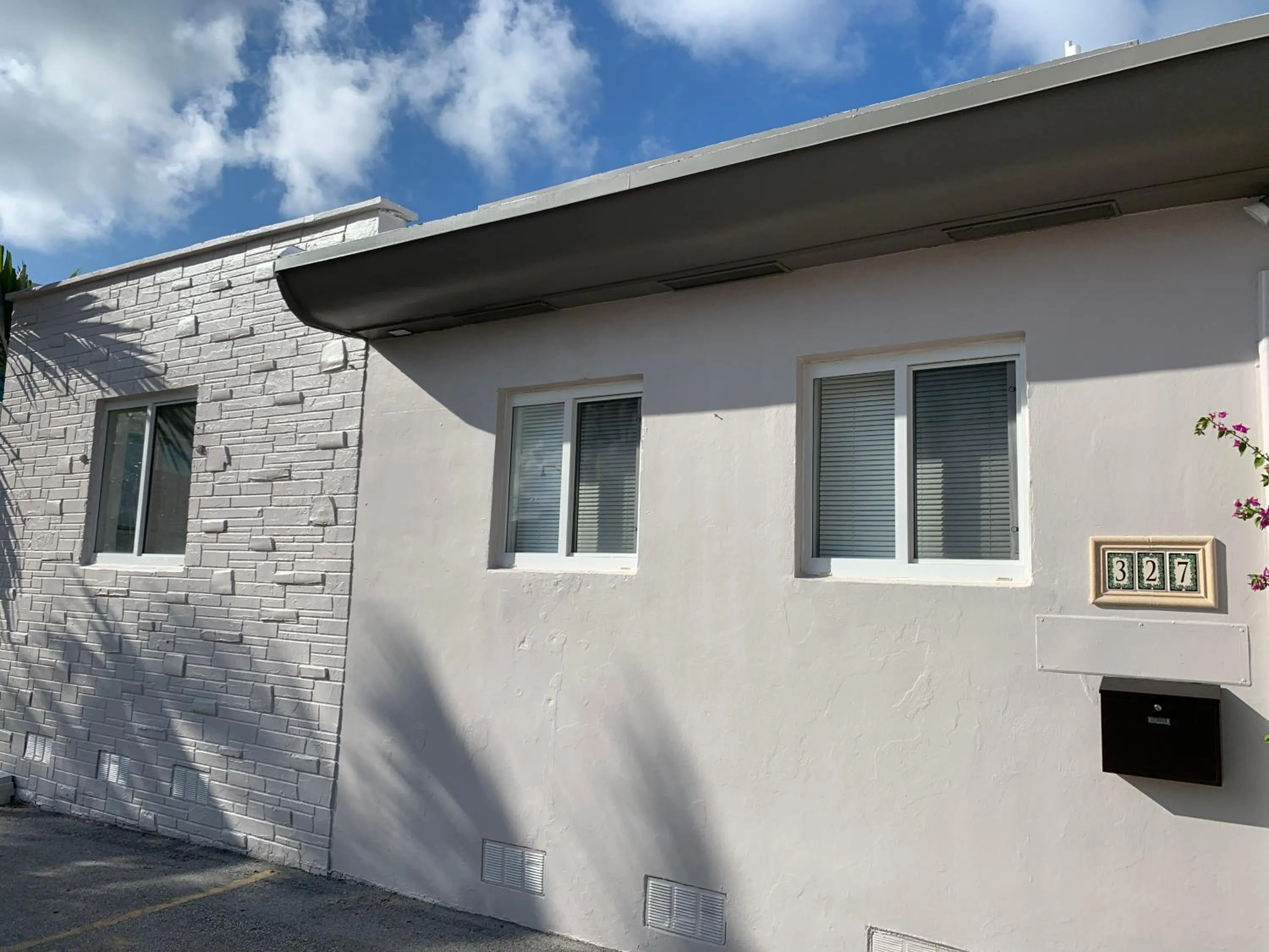 Facade/entrance in Tiana Beach Inn