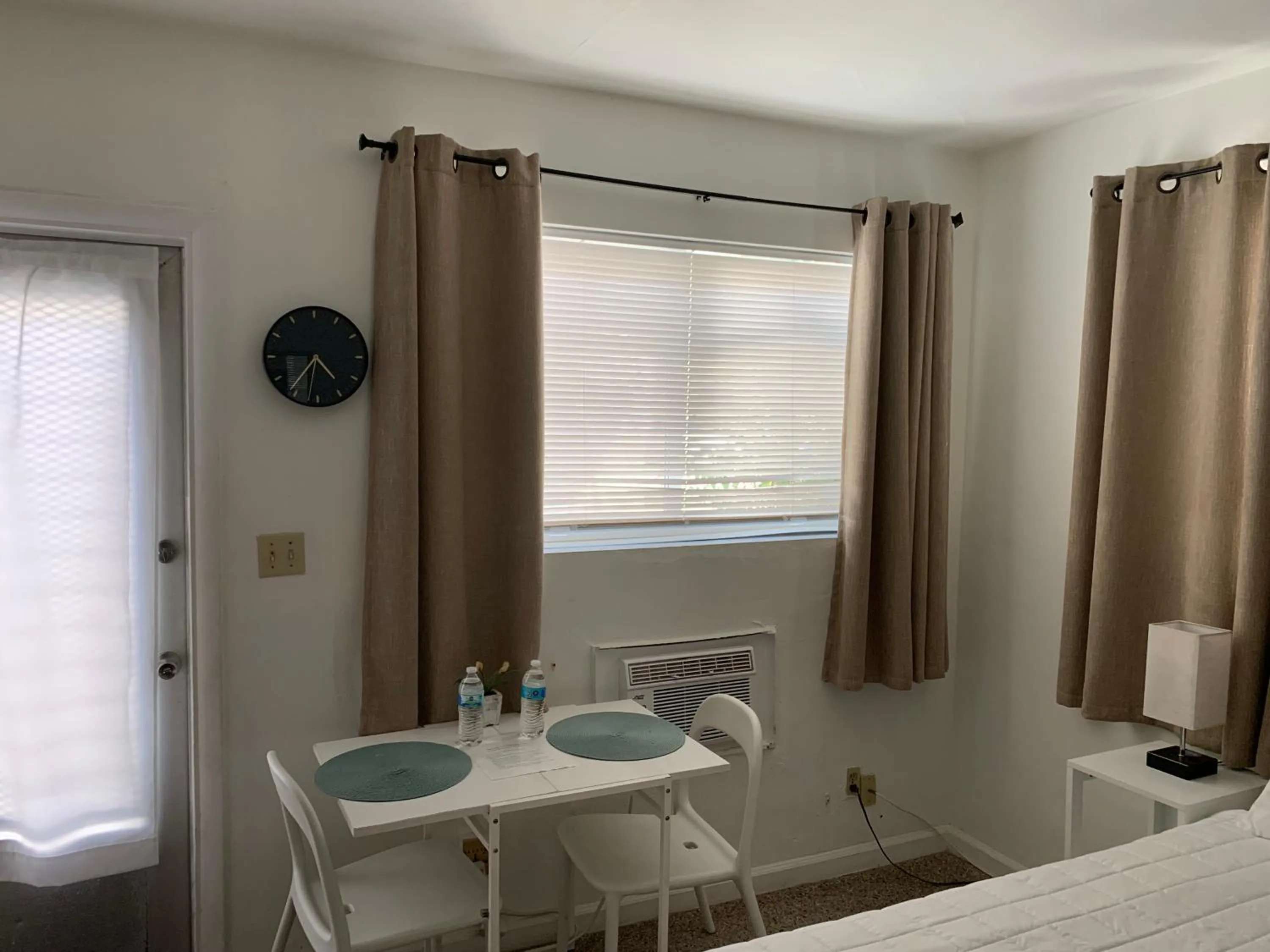 Seating area in Tiana Beach Inn