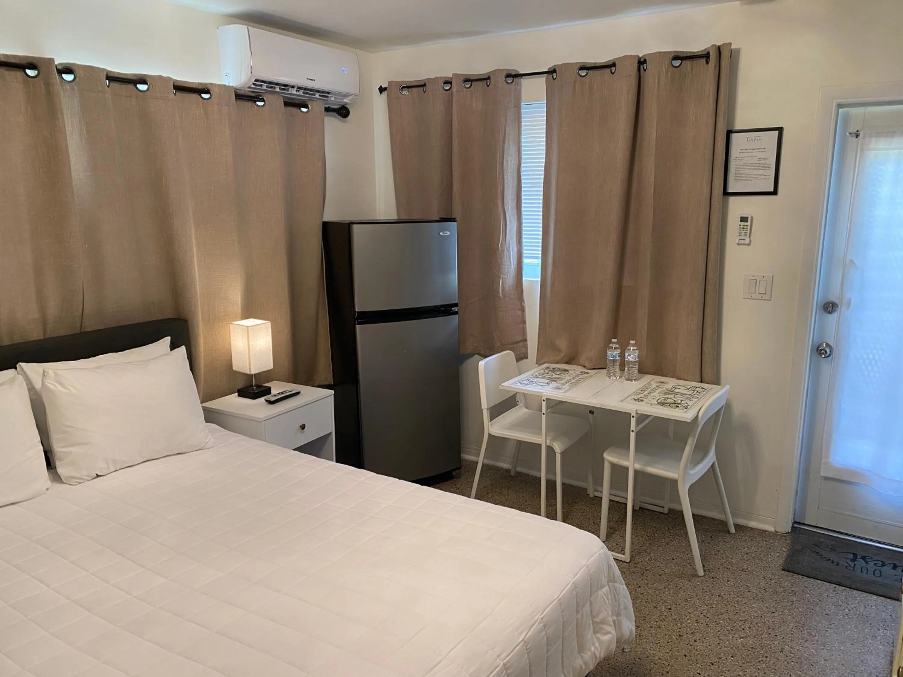 Bedroom, Bed in Tiana Beach Inn