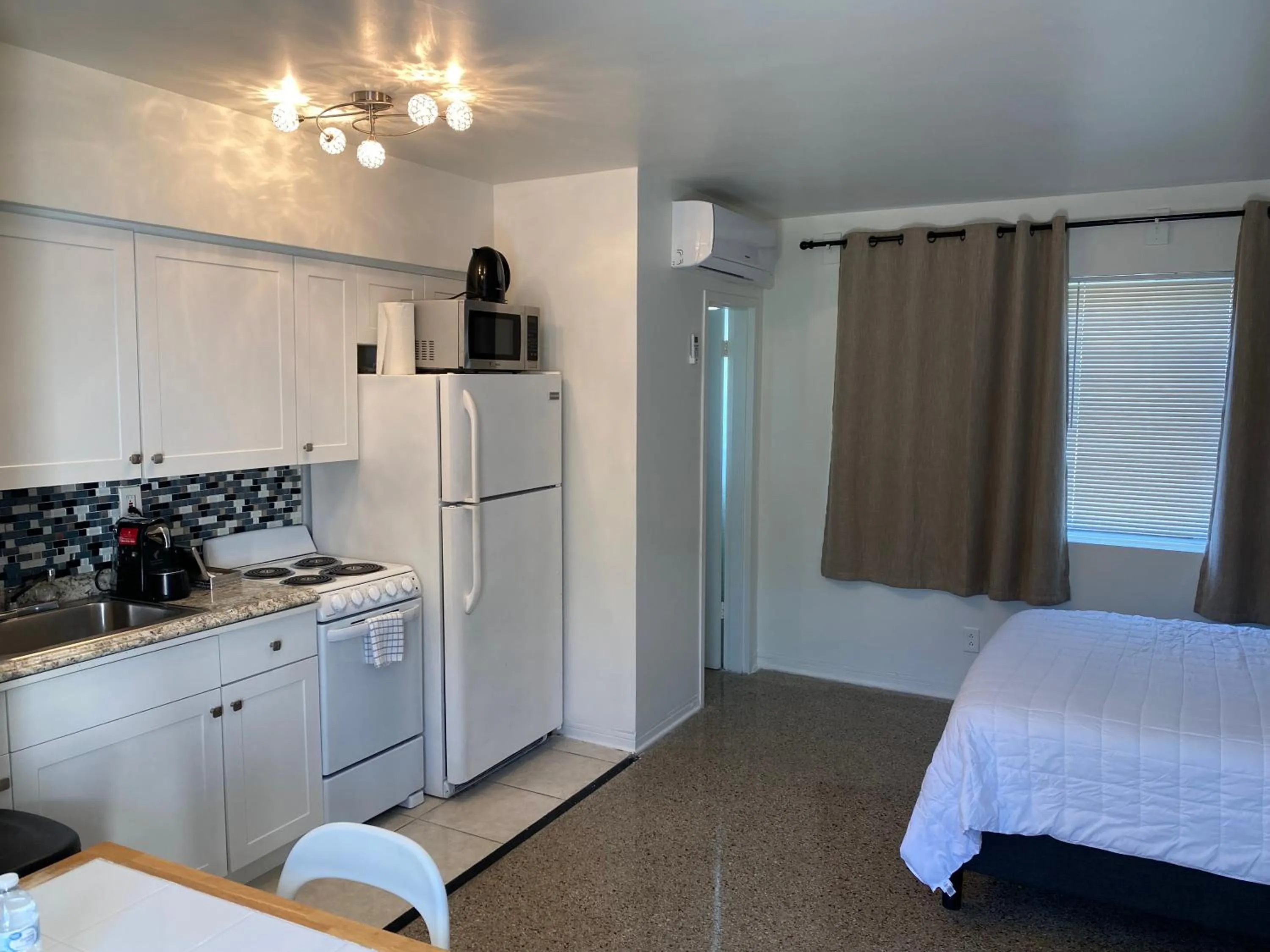 Kitchen or kitchenette, Bed in Tiana Beach Inn